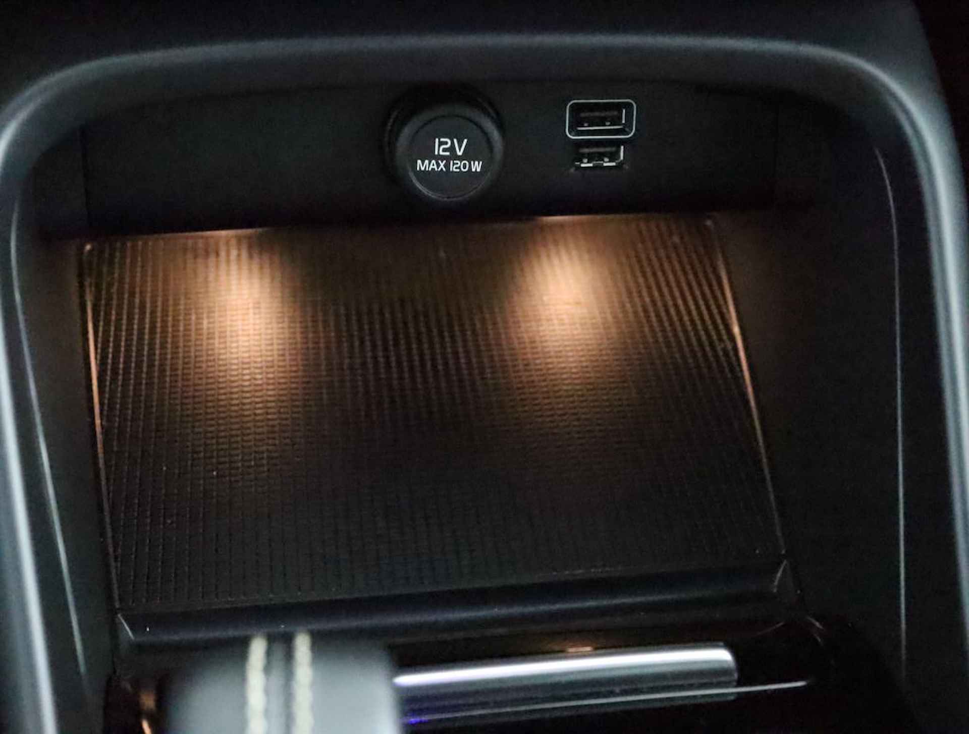 Volvo XC40 Recharge T5 Plug-in hybride R-Design Lederen interieur | Stoelverwarming voor + achter | Stuurwielverwarming | Parkeerverwarming met timer | Parkeercamera | Parkeersensoren voor + achter | 19'' LM velgen - 53/60