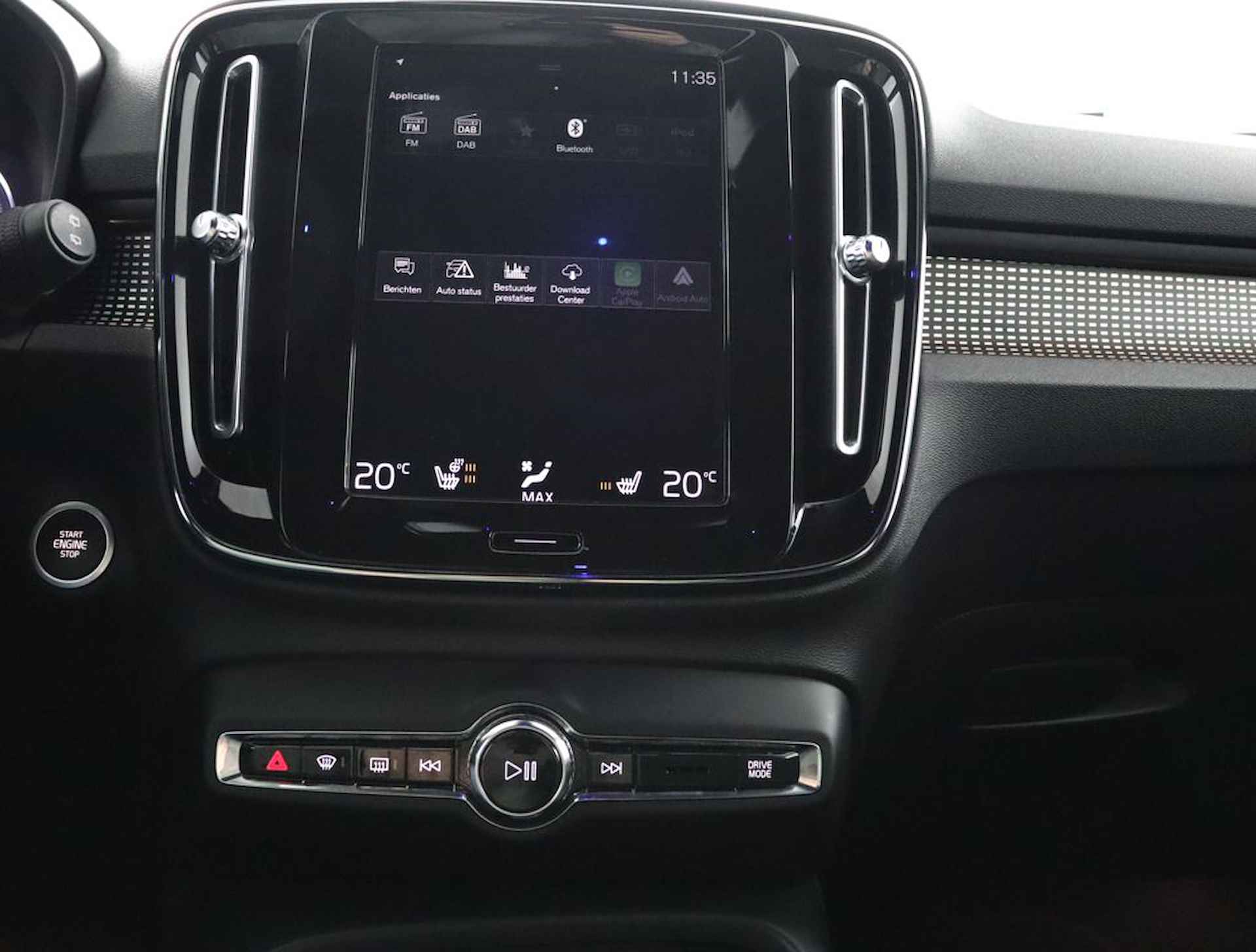 Volvo XC40 Recharge T5 Plug-in hybride R-Design Lederen interieur | Stoelverwarming voor + achter | Stuurwielverwarming | Parkeerverwarming met timer | Parkeercamera | Parkeersensoren voor + achter | 19'' LM velgen - 54/60