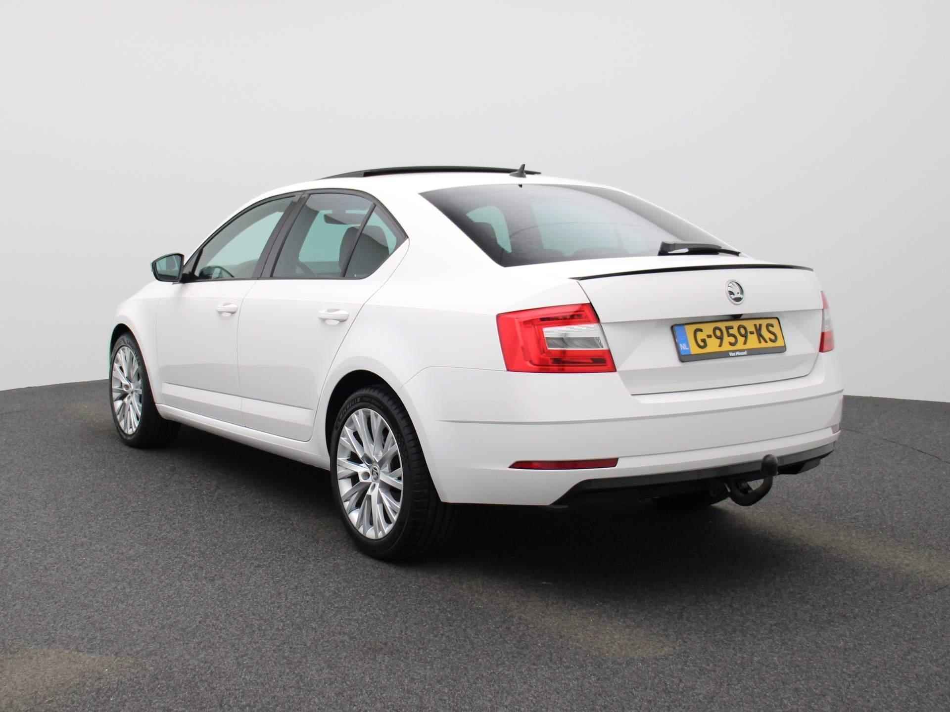 Skoda Octavia 1.5 TSI Greentech Business Edition 150 PK | Navigatie | Trekhaak | Apple Carplay/Android Auto | Climate Control | Adaptive Cruise Control | Schuifdak | Achteruitrijcamera | Privacy Glass | Parkeersensoren | Lichtmetalen velgen | - 2/39