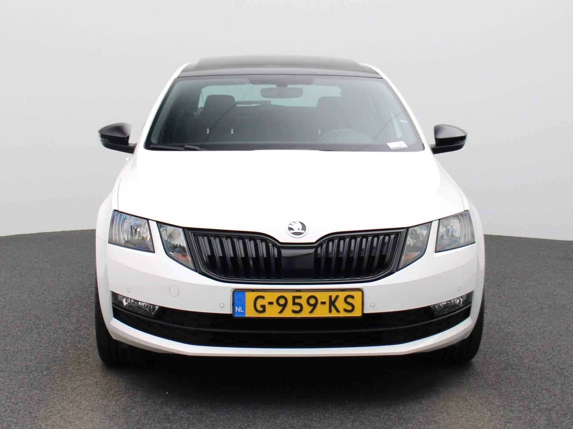 Skoda Octavia 1.5 TSI Greentech Business Edition 150 PK | Navigatie | Trekhaak | Apple Carplay/Android Auto | Climate Control | Adaptive Cruise Control | Schuifdak | Achteruitrijcamera | Privacy Glass | Parkeersensoren | Lichtmetalen velgen | - 3/39