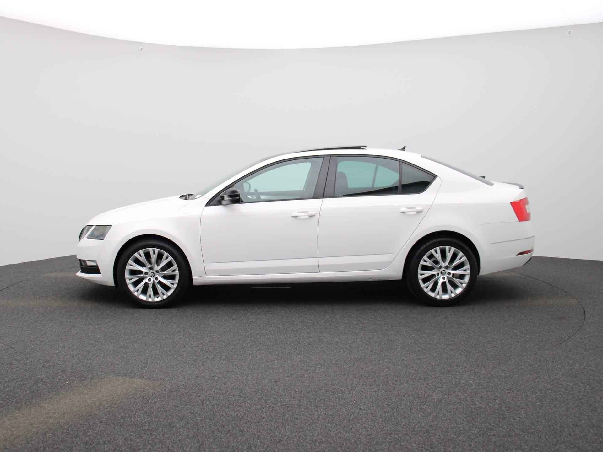 Skoda Octavia 1.5 TSI Greentech Business Edition 150 PK | Navigatie | Trekhaak | Apple Carplay/Android Auto | Climate Control | Adaptive Cruise Control | Schuifdak | Achteruitrijcamera | Privacy Glass | Parkeersensoren | Lichtmetalen velgen | - 4/39