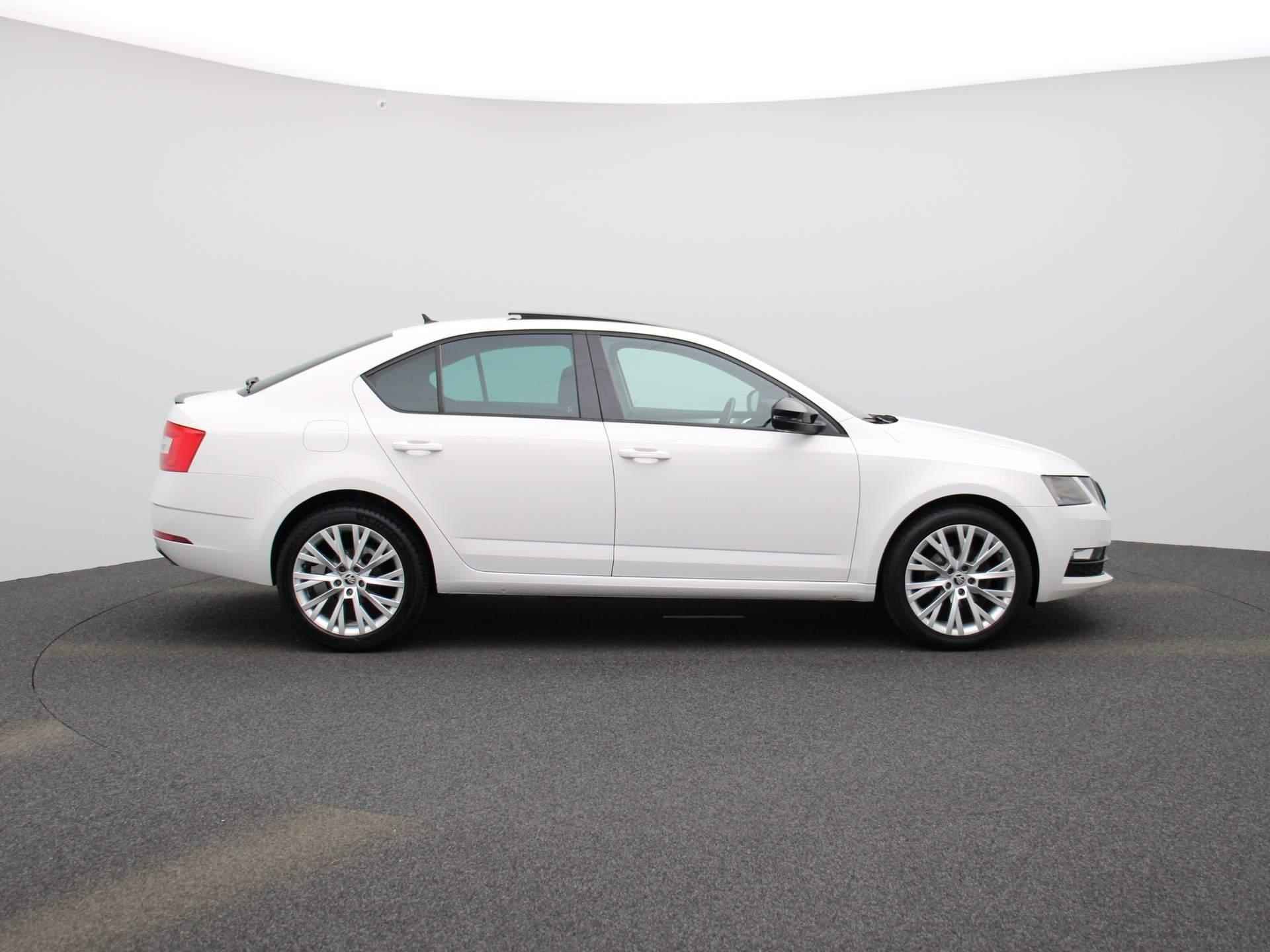 Skoda Octavia 1.5 TSI Greentech Business Edition 150 PK | Navigatie | Trekhaak | Apple Carplay/Android Auto | Climate Control | Adaptive Cruise Control | Schuifdak | Achteruitrijcamera | Privacy Glass | Parkeersensoren | Lichtmetalen velgen | - 6/39