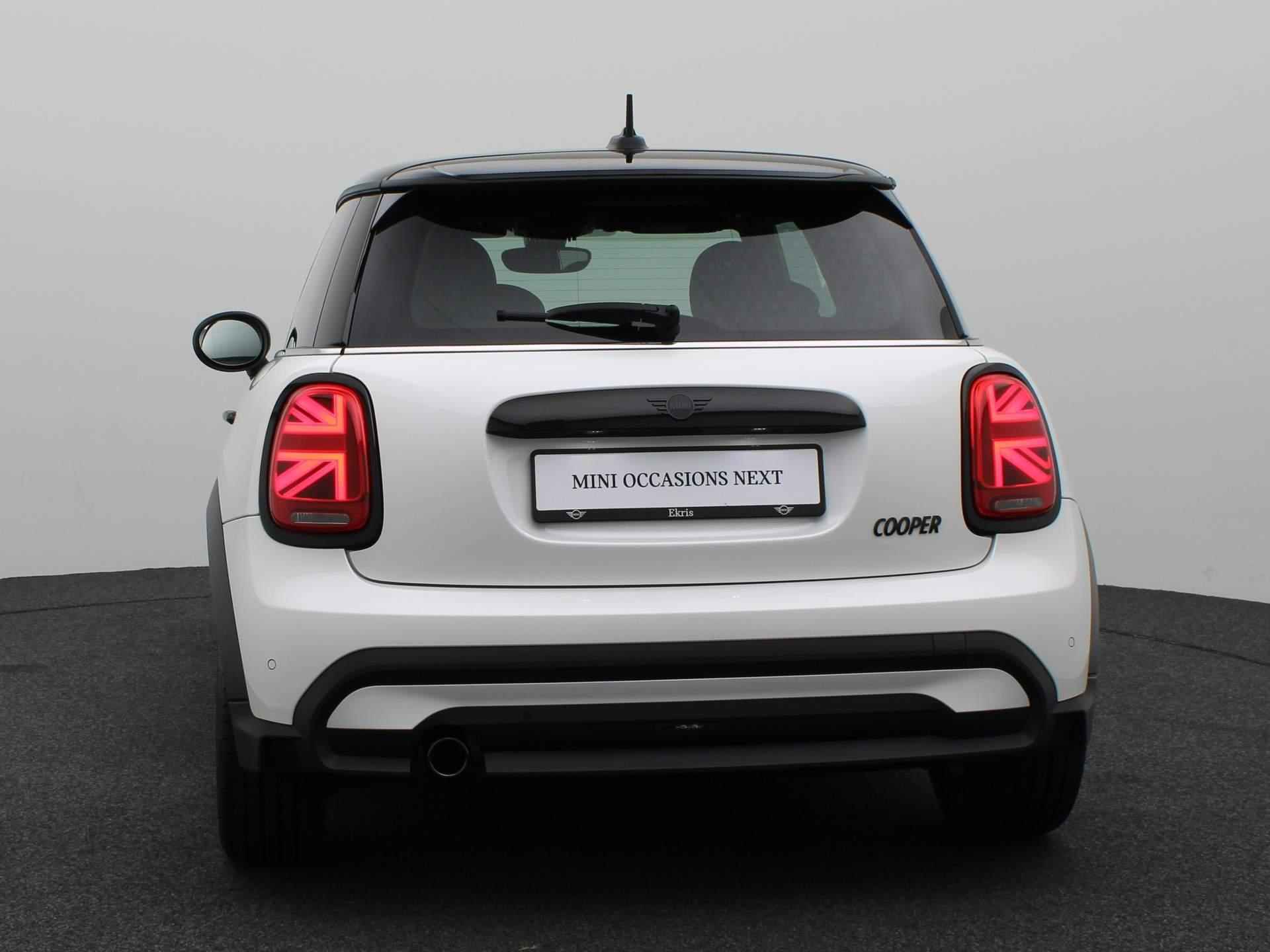 MINI 3-deurs Cooper Camden + Premium + Driving Assistant + Sportstoelen + 17'' - 5/22