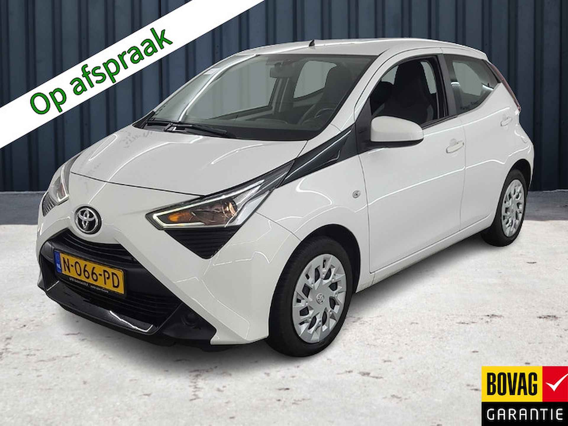 Toyota Aygo 1.0 VVT-i x-play (73 PK) 1e-Eig. Toyota-Dealer-Onderh. BOVAG-Garantie. NL-Auto. Navigatie/Apple-Carplay/Android-Auto, Cruisecontrol, Achteruitrijcamera, Airco, Hill-Hold, Privacy-Glas