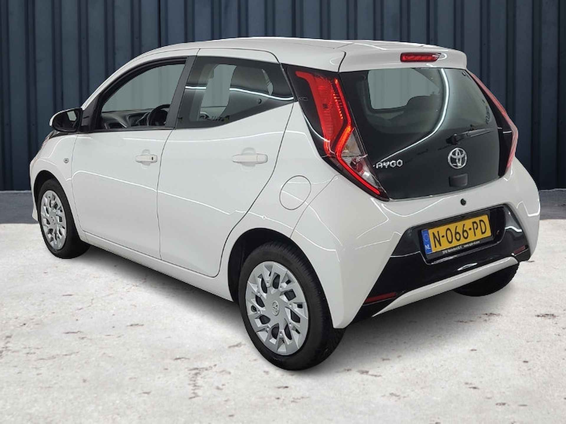 Toyota Aygo 1.0 VVT-i x-play (73 PK) 1e-Eig. Toyota-Dealer-Onderh. BOVAG-Garantie. NL-Auto. Navigatie/Apple-Carplay/Android-Auto, Cruisecontrol, Achteruitrijcamera, Airco, Hill-Hold, Privacy-Glas - 3/18