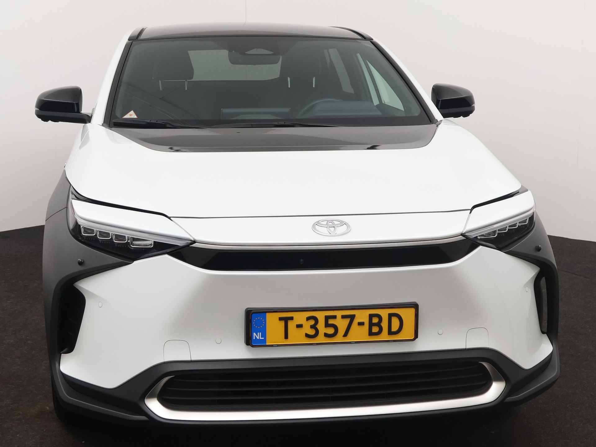 Toyota Bz4x Premium 4WD 71 kWh | Solar Roof | Parkeersensoren | Stoel en stuurwiel verwarmd | Navigatie | 360 Camera | Cruise Control Adaptief | Climate Control | - 28/51