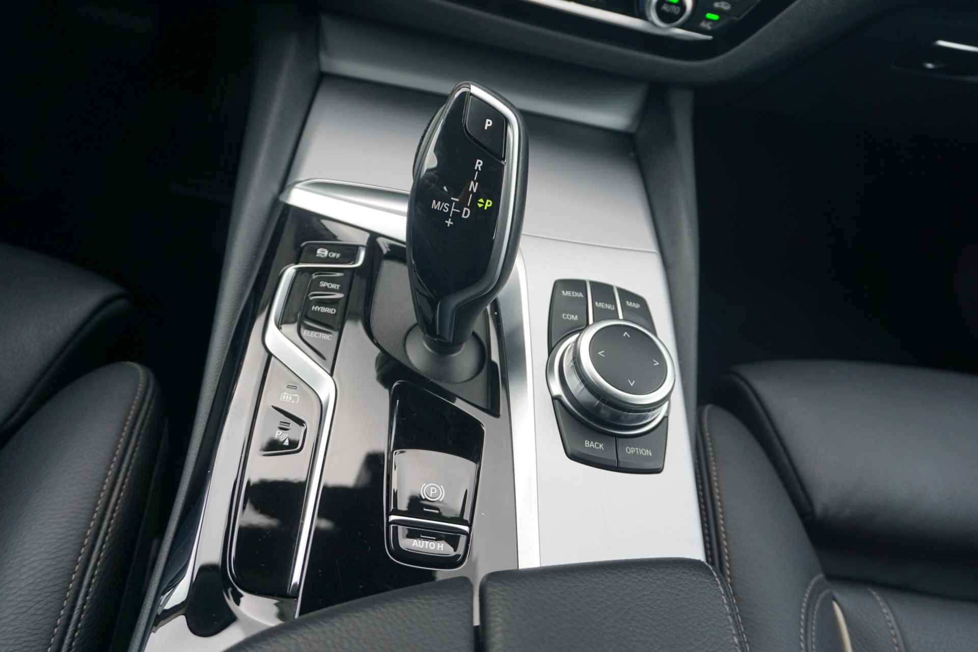 BMW 5 Serie Touring 520e High Executive Comfortstoelen / Laserlight / Elektrische trekhaak - 17/24