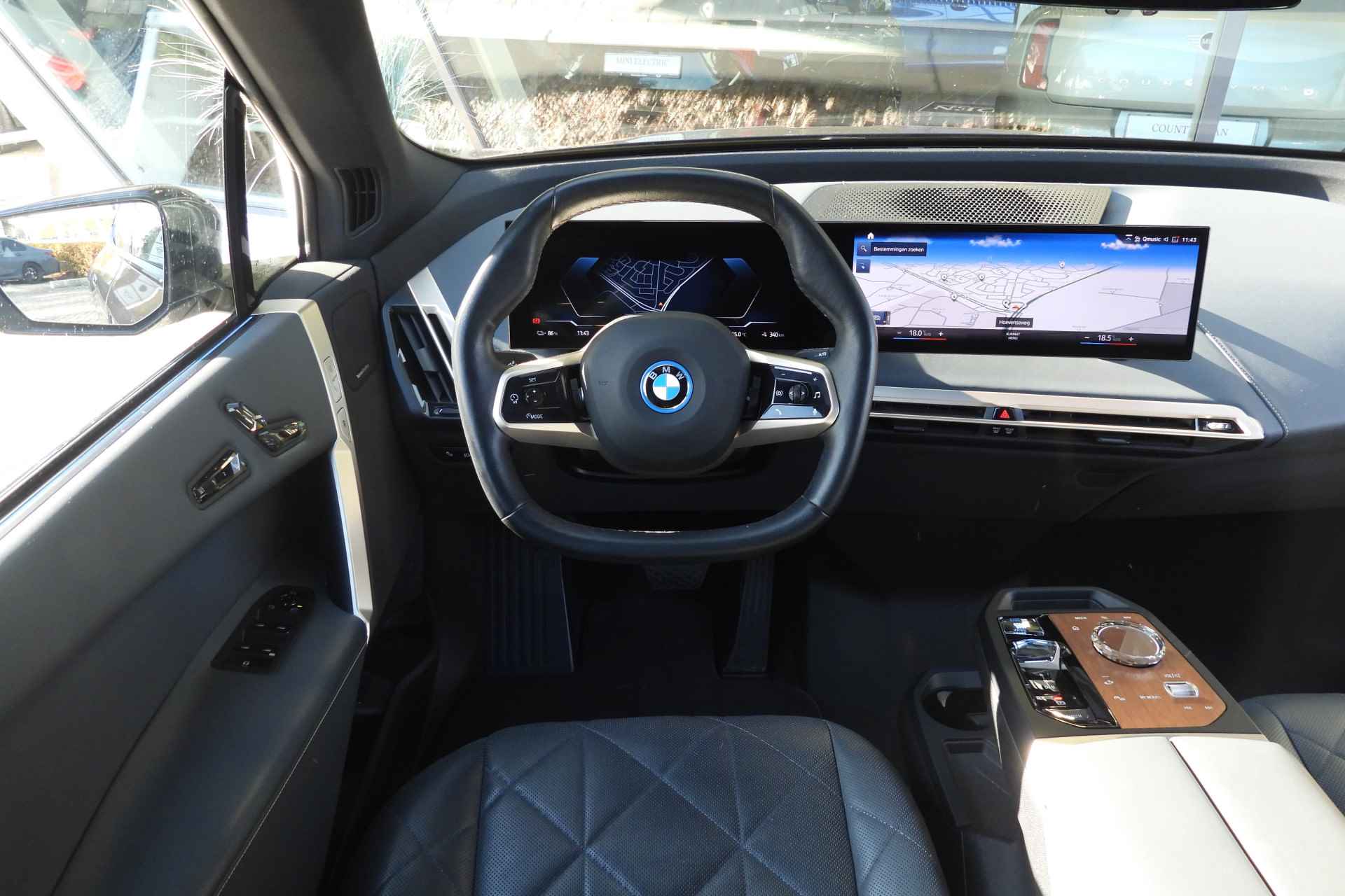 BMW iX xDrive40 High Executive / Sportpakket / Panoramadak Sky Lounge / Trekhaak / Laserlight / Multifunctionele Stoelen / Soft Close / Parking Assistant Plus - 4/42