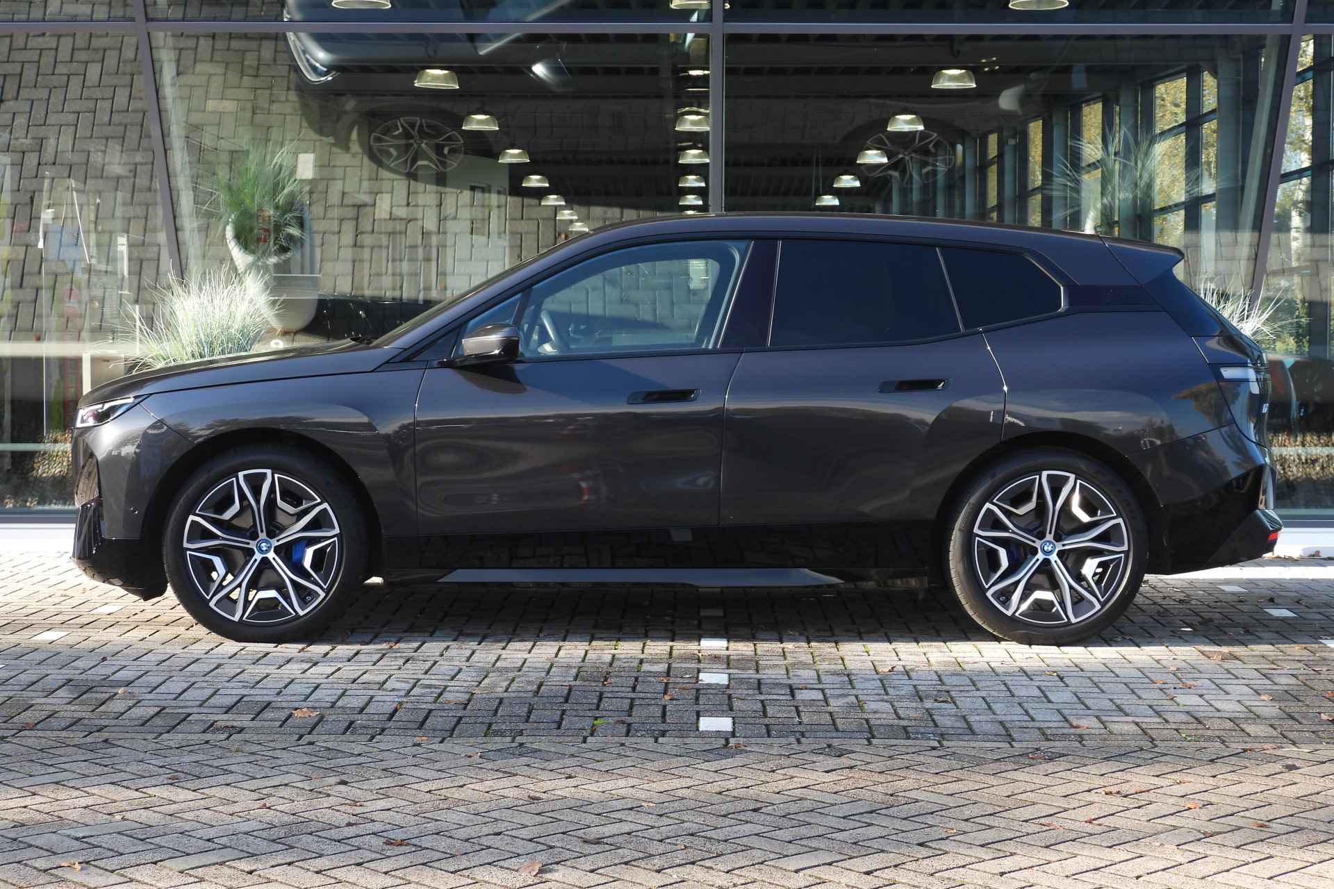 BMW iX xDrive40 High Executive / Sportpakket / Panoramadak Sky Lounge / Trekhaak / Laserlight / Multifunctionele Stoelen / Soft Close / Parking Assistant Plus - 5/42