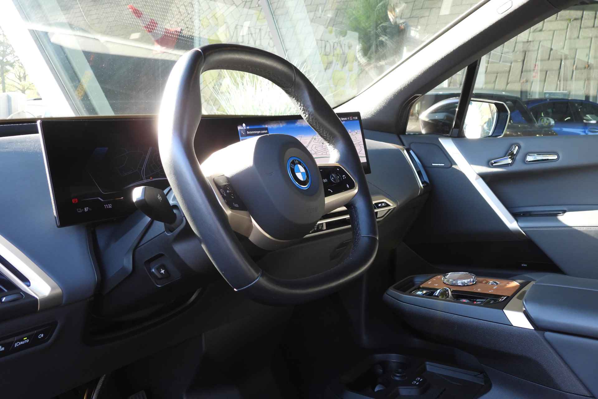 BMW iX xDrive40 High Executive / Sportpakket / Panoramadak Sky Lounge / Trekhaak / Laserlight / Multifunctionele Stoelen / Soft Close / Parking Assistant Plus - 13/42