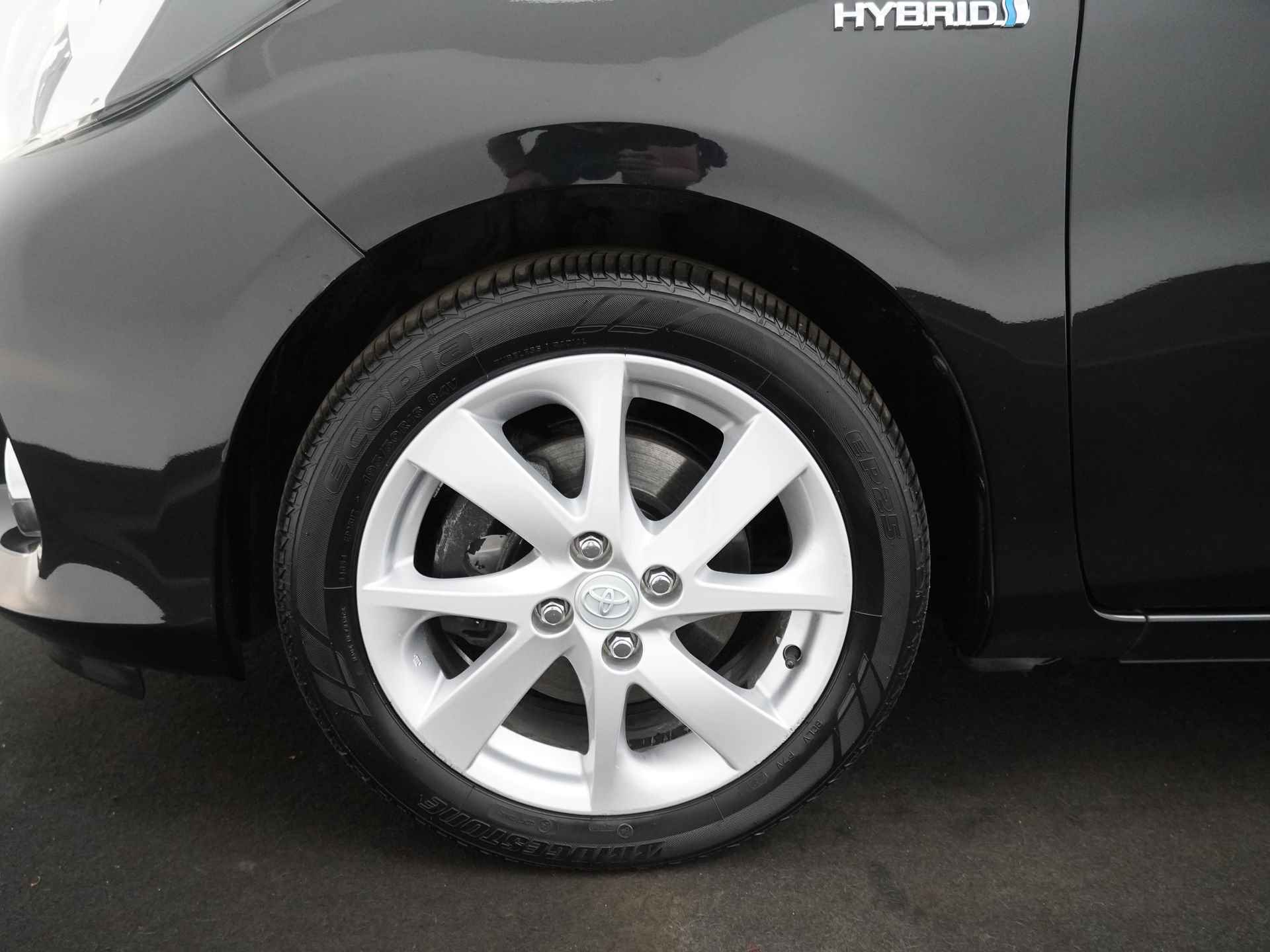Toyota Yaris 1.5 Full Hybrid Dynamic - Automaat - Climate Control - Airco - Navigatie - Achteruitrijcamera - Elektrische ramen - 12 Maanden Bovag Garantie - 15/44