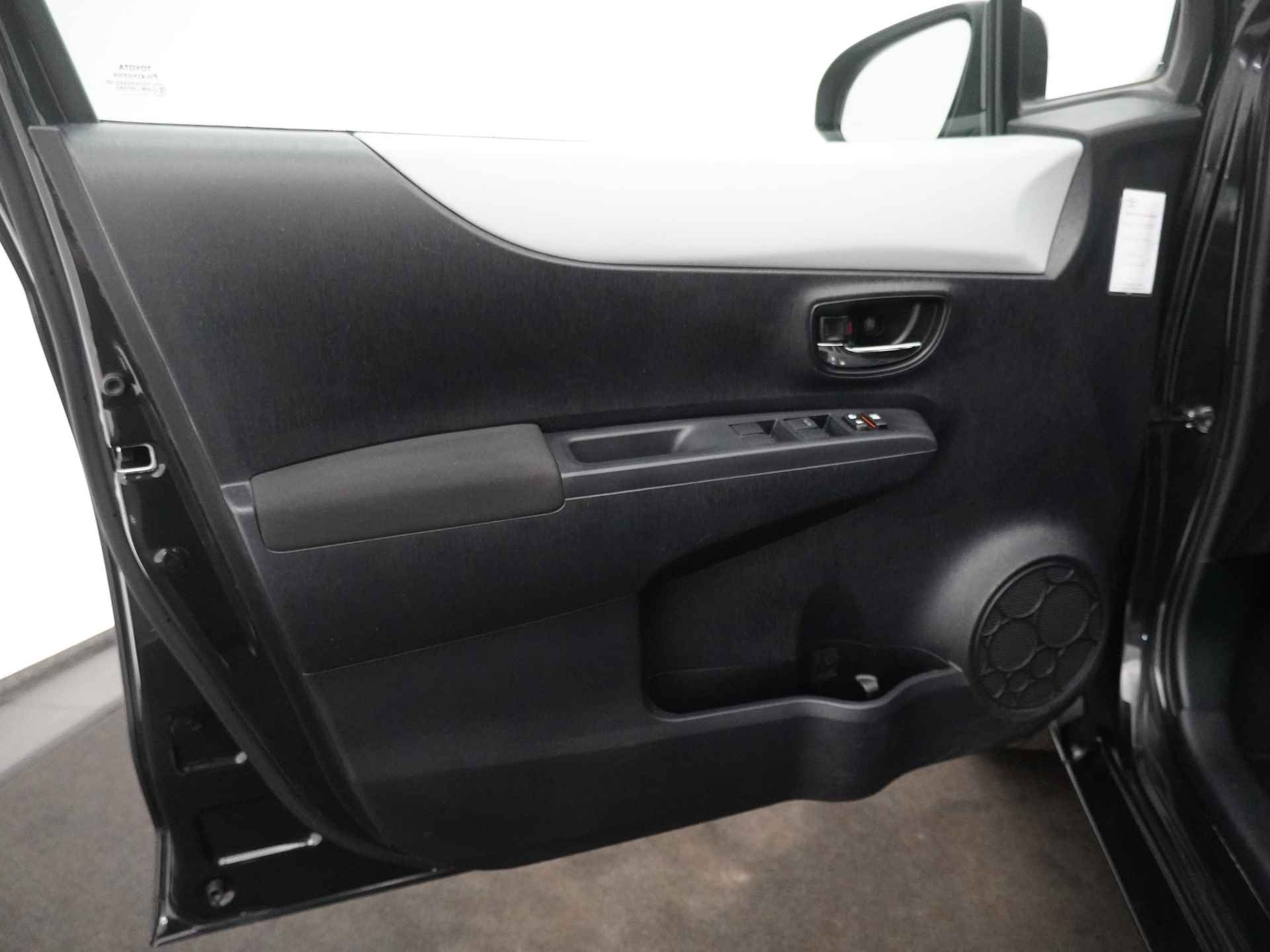 Toyota Yaris 1.5 Full Hybrid Dynamic - Automaat - Climate Control - Airco - Navigatie - Achteruitrijcamera - Elektrische ramen - 12 Maanden Bovag Garantie - 20/44
