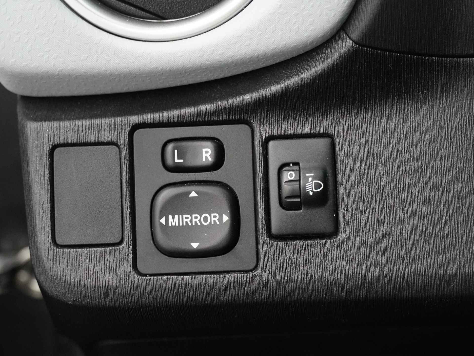 Toyota Yaris 1.5 Full Hybrid Dynamic - Automaat - Climate Control - Airco - Navigatie - Achteruitrijcamera - Elektrische ramen - 12 Maanden Bovag Garantie - 21/44