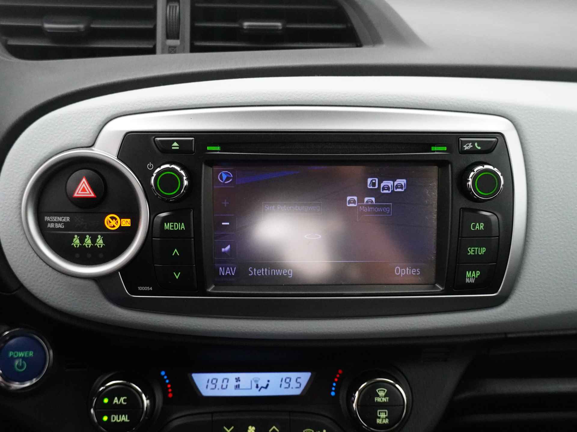 Toyota Yaris 1.5 Full Hybrid Dynamic - Automaat - Climate Control - Airco - Navigatie - Achteruitrijcamera - Elektrische ramen - 12 Maanden Bovag Garantie - 26/44