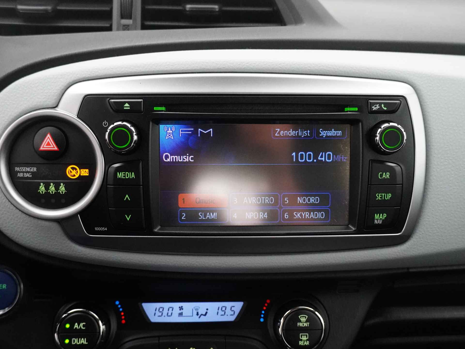 Toyota Yaris 1.5 Full Hybrid Dynamic - Automaat - Climate Control - Airco - Navigatie - Achteruitrijcamera - Elektrische ramen - 12 Maanden Bovag Garantie - 27/44