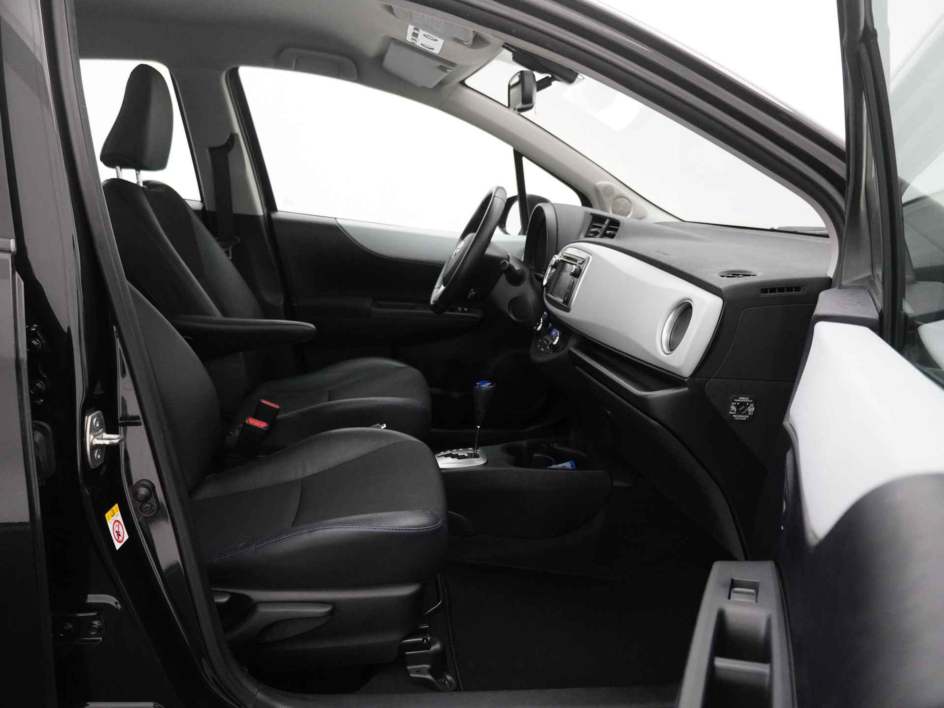 Toyota Yaris 1.5 Full Hybrid Dynamic - Automaat - Climate Control - Airco - Navigatie - Achteruitrijcamera - Elektrische ramen - 12 Maanden Bovag Garantie - 38/44