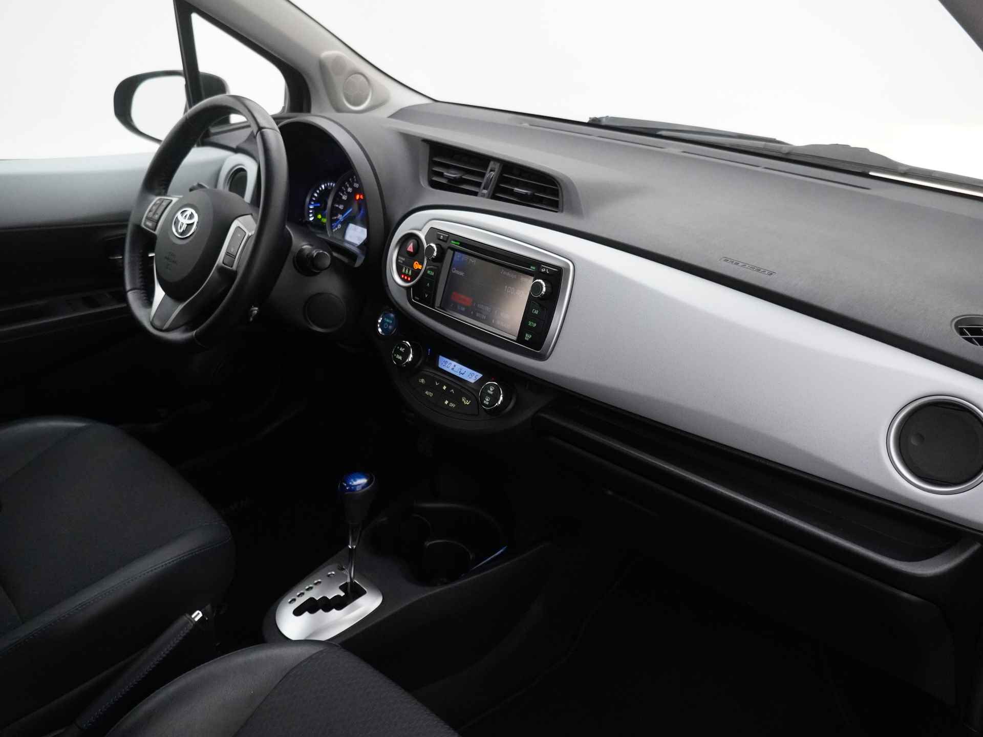 Toyota Yaris 1.5 Full Hybrid Dynamic - Automaat - Climate Control - Airco - Navigatie - Achteruitrijcamera - Elektrische ramen - 12 Maanden Bovag Garantie - 39/44