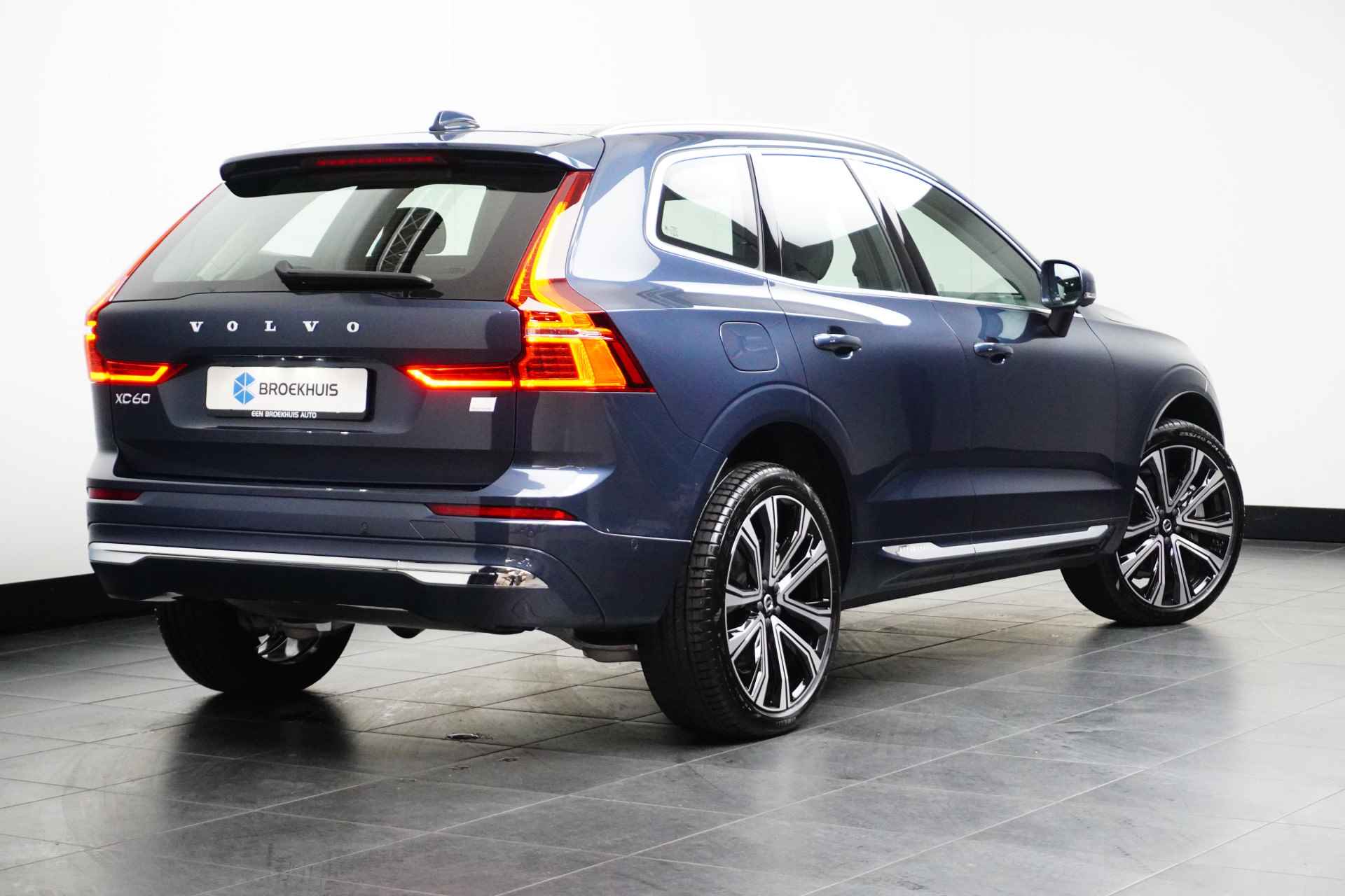 Volvo XC60 T6 350PK AWD Ultra Bright | Gelam Glas | Luchtvering | 360º view | HUD | Alarm - 4/34