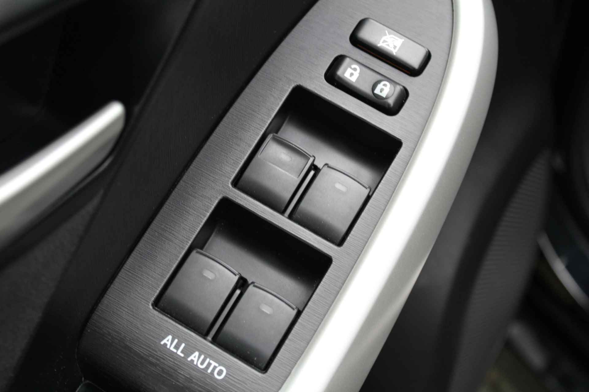 Toyota Prius 1.8 Business | Incl. 1 jaar Garantie | 2e Eigenaar | Navi | Cruise controle | Airco | Achteruitrijcamera | JBL audiosysteem | Keyless start | Half stof/lederen bekleding | 17 Inch LMV | Origineel NL auto | NAP | - 24/48