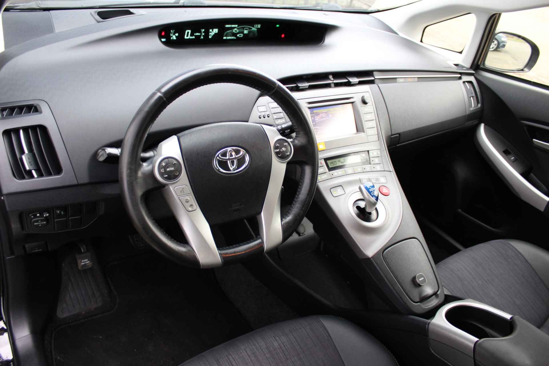 Toyota Prius 1.8 Business | Incl. 1 jaar Garantie | 2e Eigenaar | Navi | Cruise controle | Airco | Achteruitrijcamera | JBL audiosysteem | Keyless start | Half stof/lederen bekleding | 17 Inch LMV | Origineel NL auto | NAP | - 27/48