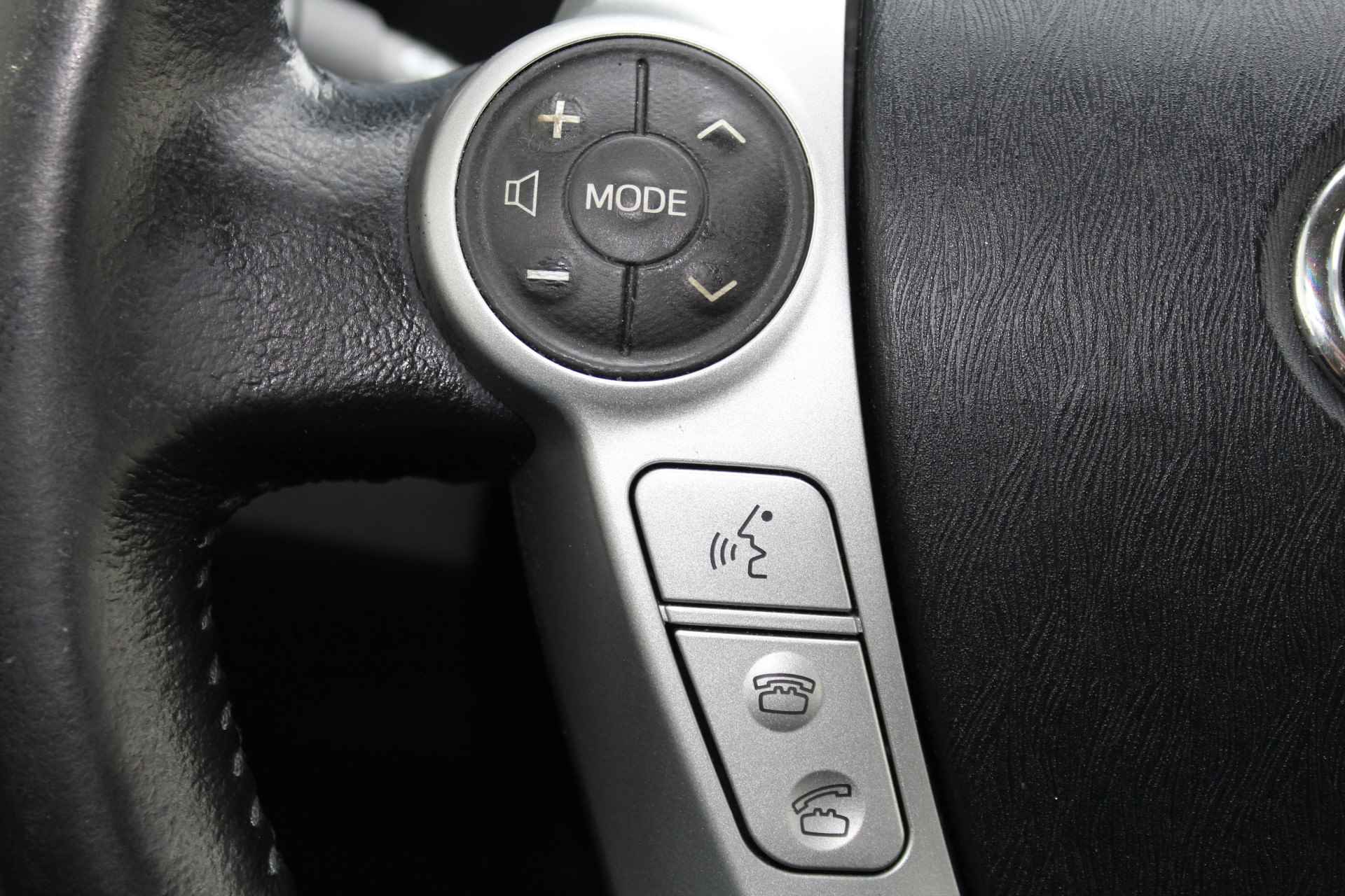 Toyota Prius 1.8 Business | Incl. 1 jaar Garantie | 2e Eigenaar | Navi | Cruise controle | Airco | Achteruitrijcamera | JBL audiosysteem | Keyless start | Half stof/lederen bekleding | 17 Inch LMV | Origineel NL auto | NAP | - 33/48