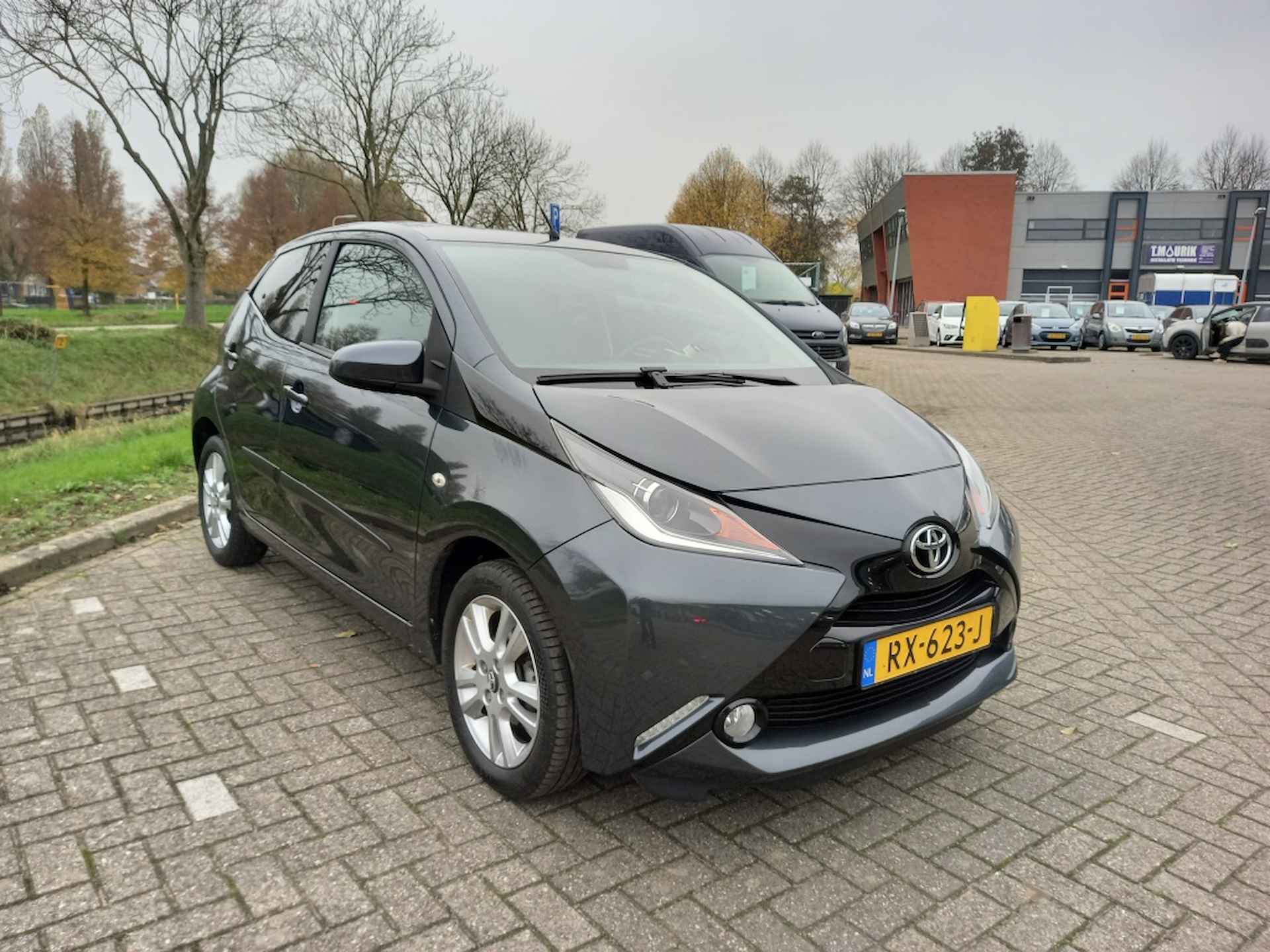 Toyota Aygo 1.0 VVT-i x-joy Automaat - 2/16