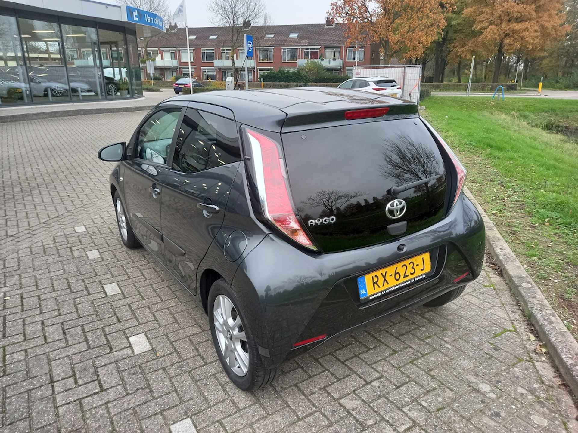 Toyota Aygo 1.0 VVT-i x-joy Automaat - 4/16