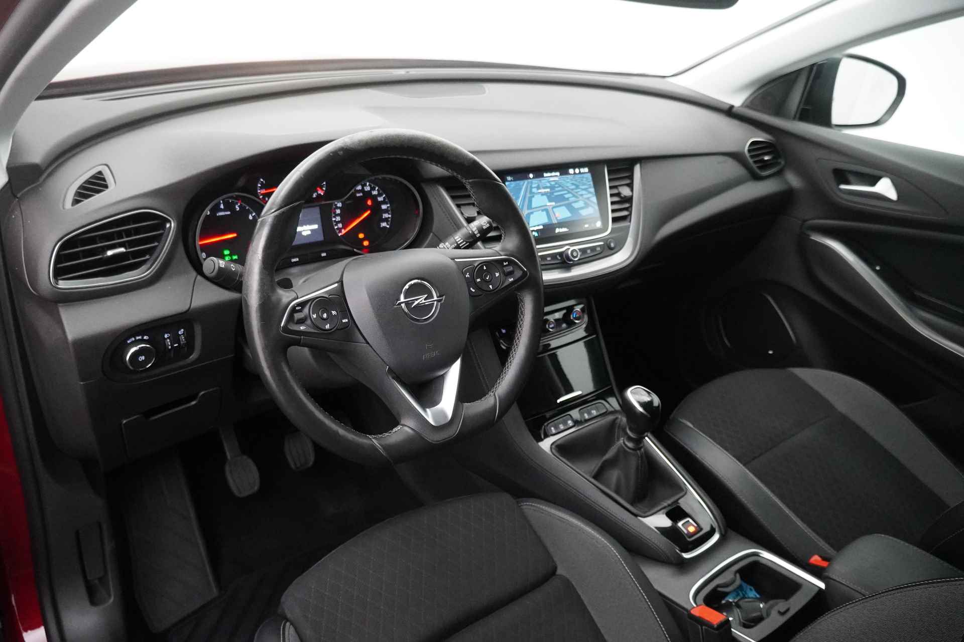 Opel Grandland X BWJ 2020 / 131 PK 1.2 Turbo Business Executive / Clima / DENON / Navi / Stoelverw / Cruise / Sportstoelen / PDC / LMV / Carplay / Privacy glass - 4/31