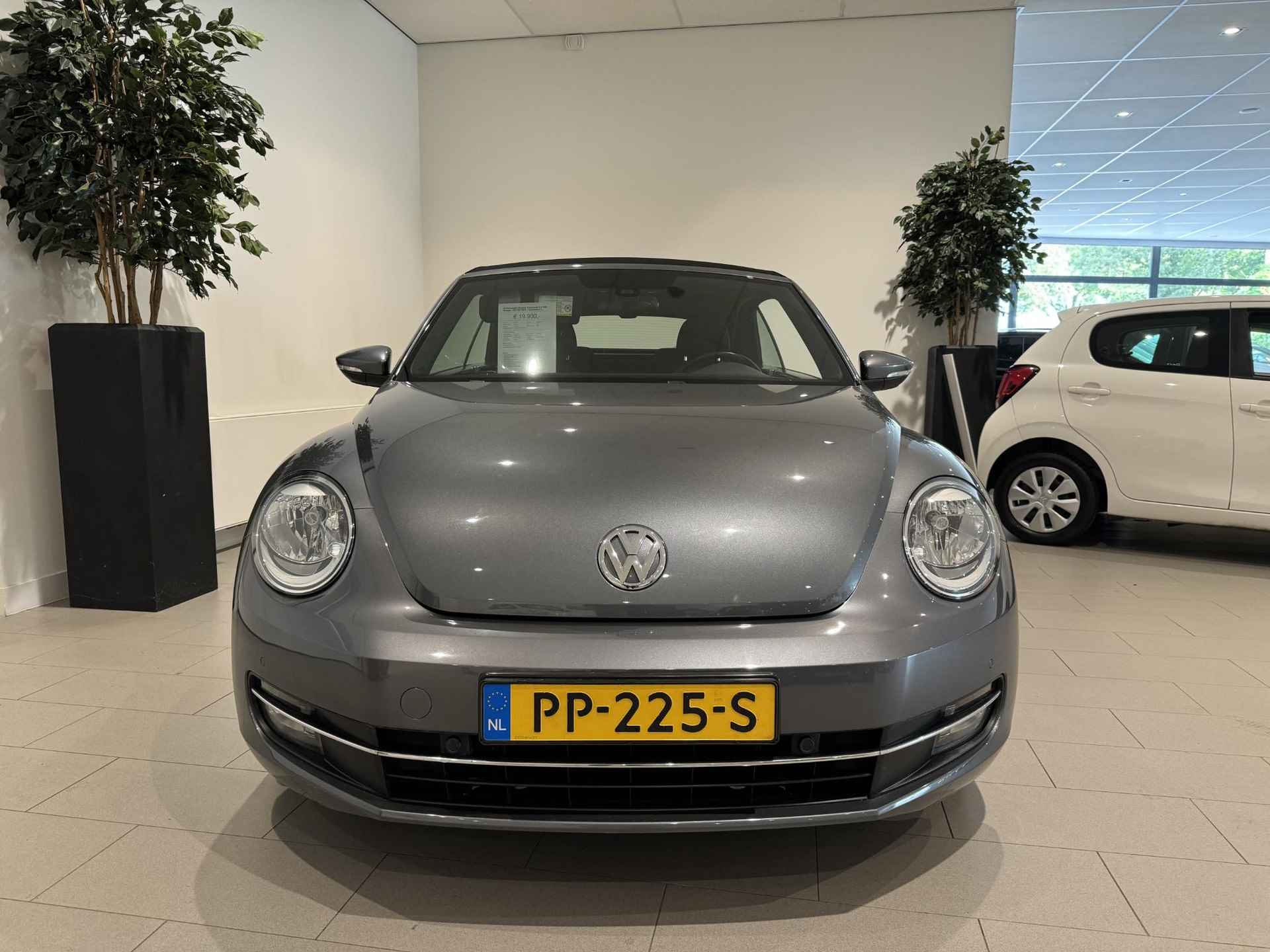 Volkswagen Beetle Cabriolet 1.2 TSI Design 105 PK DSG | Automaat | Parkeersensoren | Kap/Vouwdak Elektrisch | Cruise Control | Stoelverwarming | Airco | Lichtmetalen Velgen | Radio | Bergwegrijhulp | Budget | - 2/16