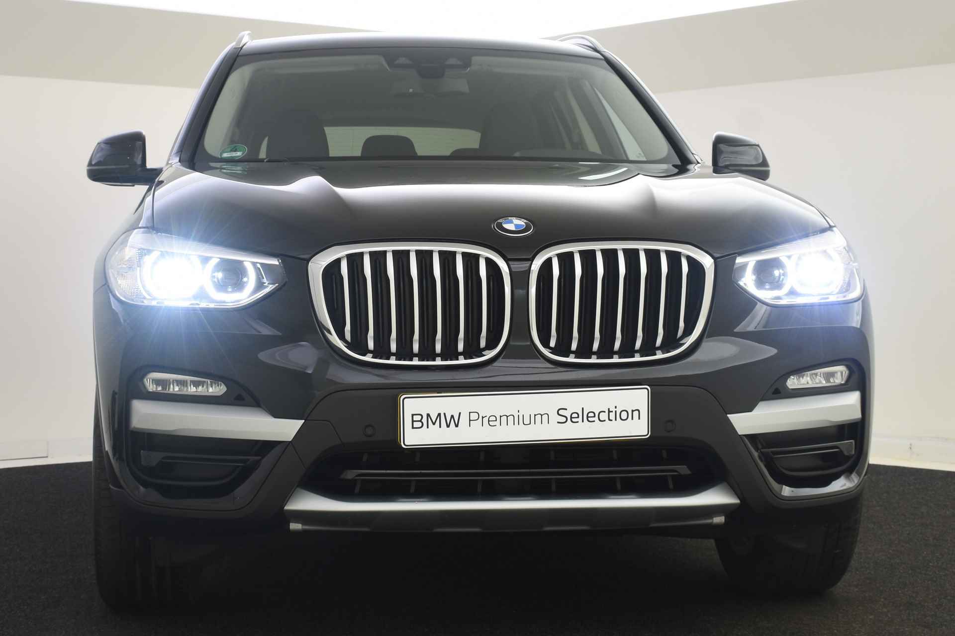 BMW X3 xDrive20i High Executive xLine Automaat / Trekhaak / Sportstoelen / LED / Gesture Control / Navigatie Professional / Stoelverwarming / Extra getint glas achter - 9/35