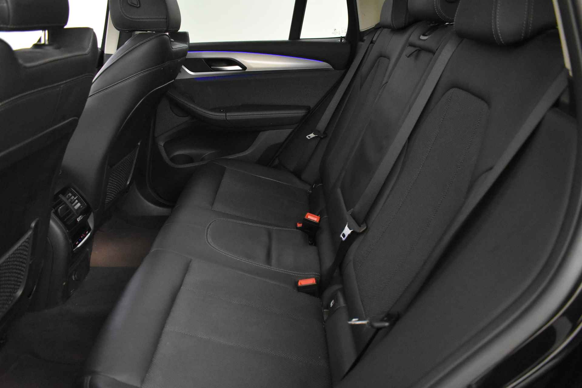 BMW X3 xDrive20i High Executive xLine Automaat / Trekhaak / Sportstoelen / LED / Gesture Control / Navigatie Professional / Stoelverwarming / Extra getint glas achter - 13/35