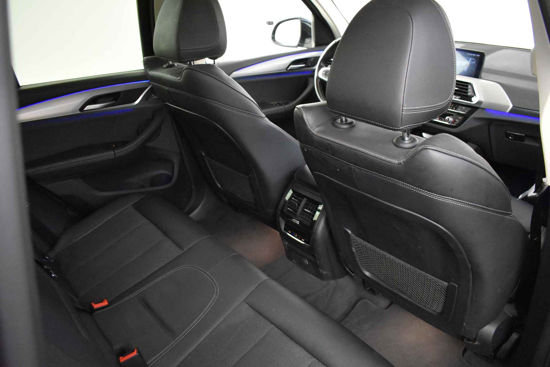 BMW X3 xDrive20i High Executive xLine Automaat / Trekhaak / Sportstoelen / LED / Gesture Control / Navigatie Professional / Stoelverwarming / Extra getint glas achter - 14/35