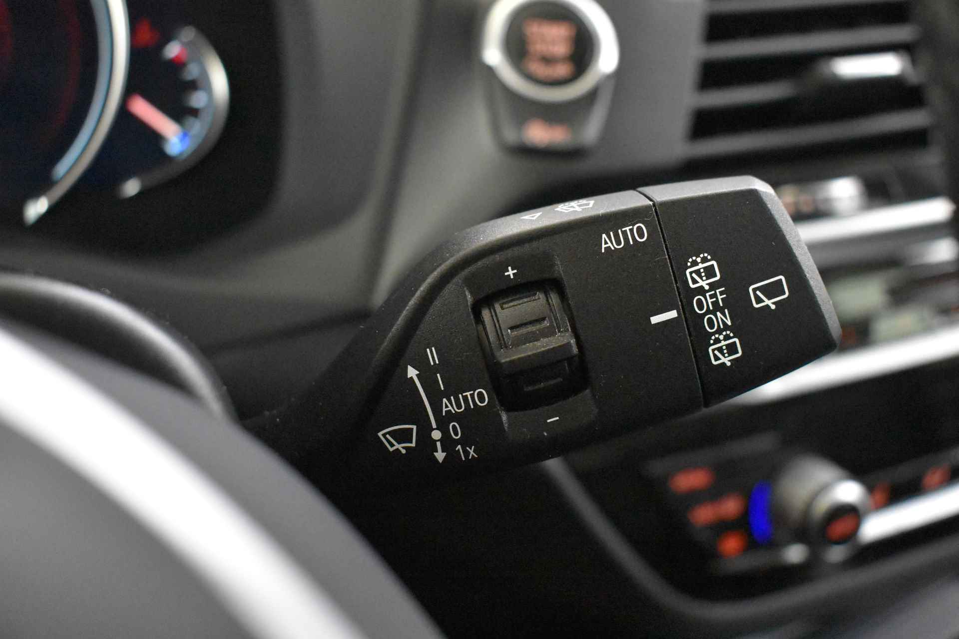 BMW X3 xDrive20i High Executive xLine Automaat / Trekhaak / Sportstoelen / LED / Gesture Control / Navigatie Professional / Stoelverwarming / Extra getint glas achter - 26/35