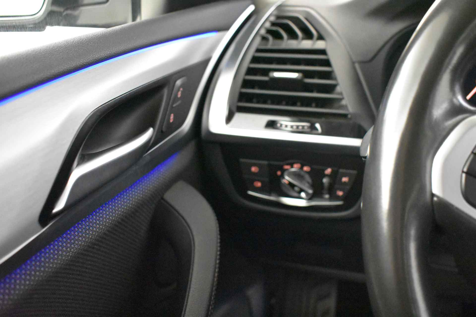 BMW X3 xDrive20i High Executive xLine Automaat / Trekhaak / Sportstoelen / LED / Gesture Control / Navigatie Professional / Stoelverwarming / Extra getint glas achter - 31/35