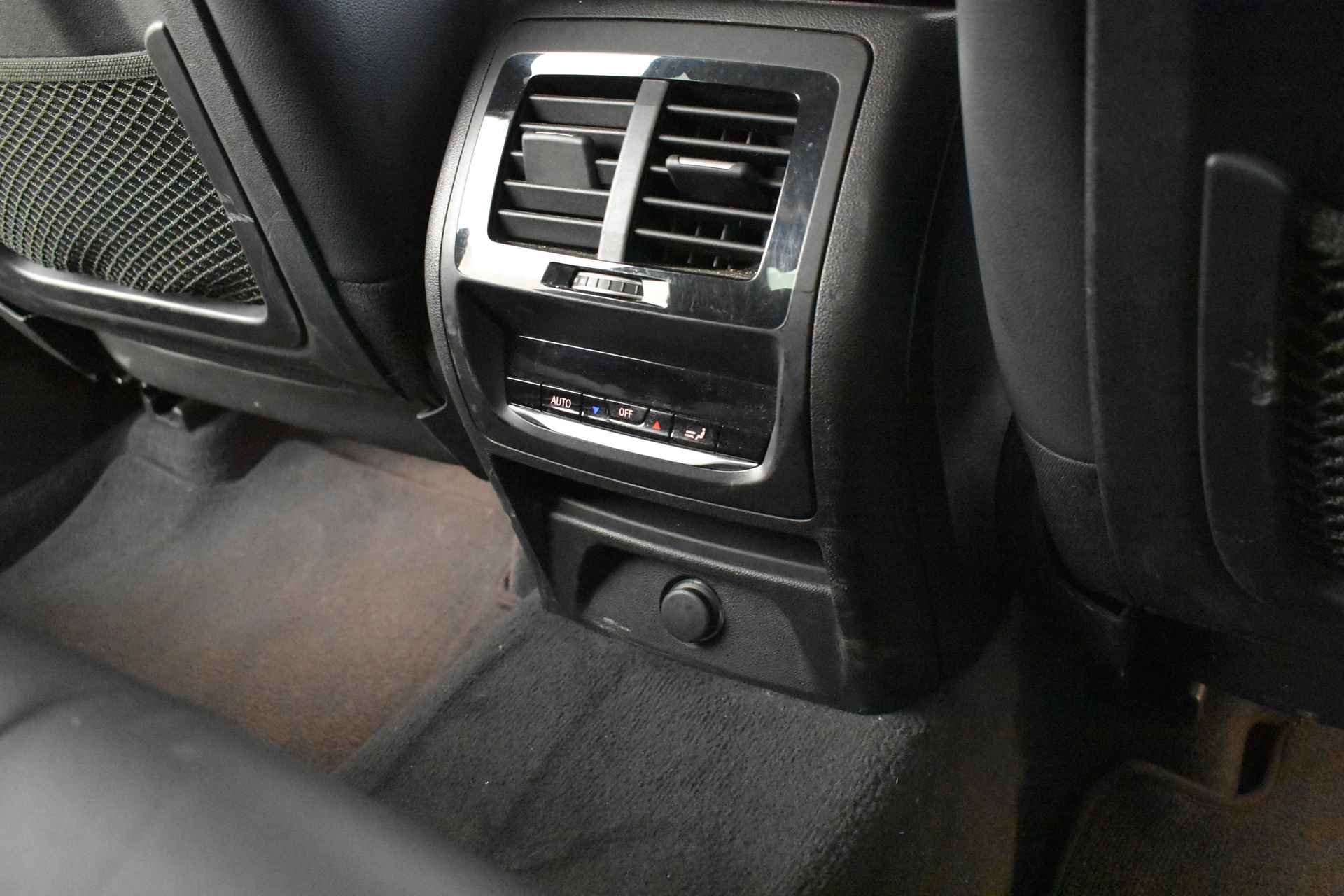 BMW X3 xDrive20i High Executive xLine Automaat / Trekhaak / Sportstoelen / LED / Gesture Control / Navigatie Professional / Stoelverwarming / Extra getint glas achter - 34/35