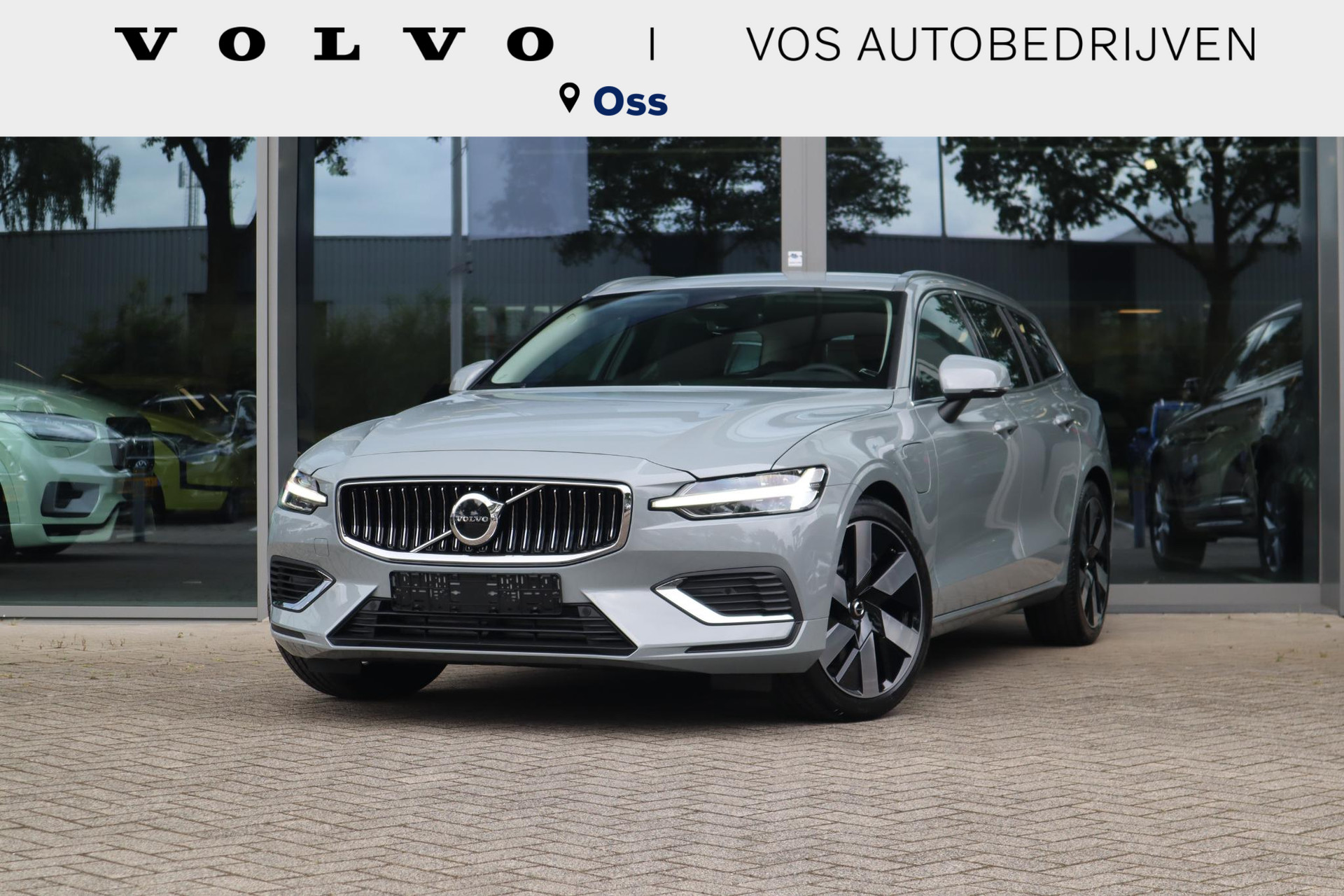 Volvo V60 2.0 T6 Recharge AWD Essential Edition | Uit voorraad leverbaar| Stoelverwarming voor en achter| Stuurwielverwarming| Adaptieve Cruise Control met Pilot Assist| 19'' Lichtmetalen velgen| Vol Leder