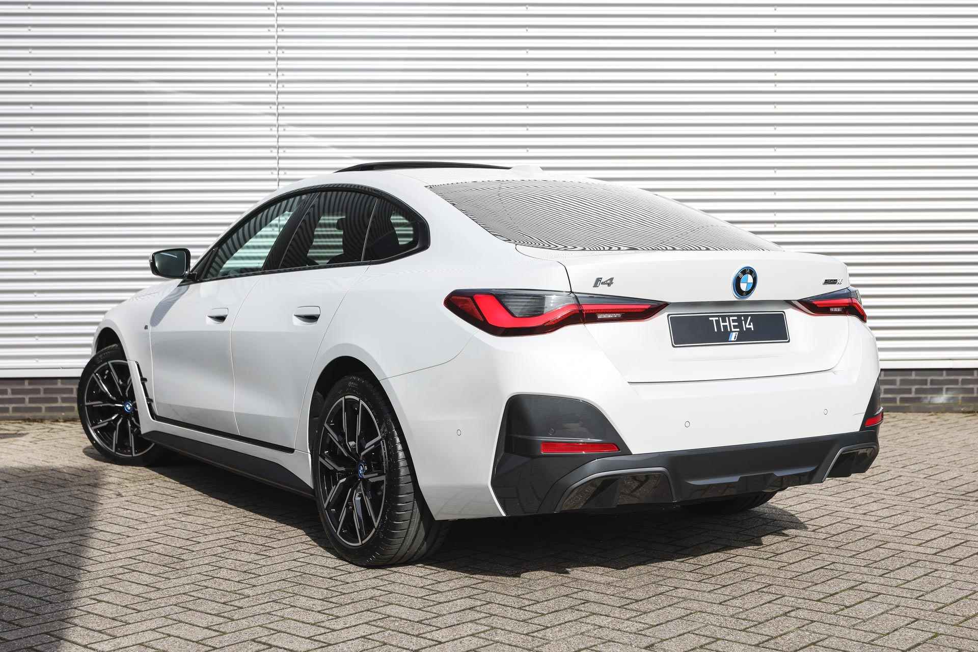 BMW i4 eDrive35 High Executive M Sport 70 kWh / Schuif-kanteldak / Trekhaak / Active Cruise Control / Parking Assistant / Widescreen Display / Live Cockpit Plus - 3/32