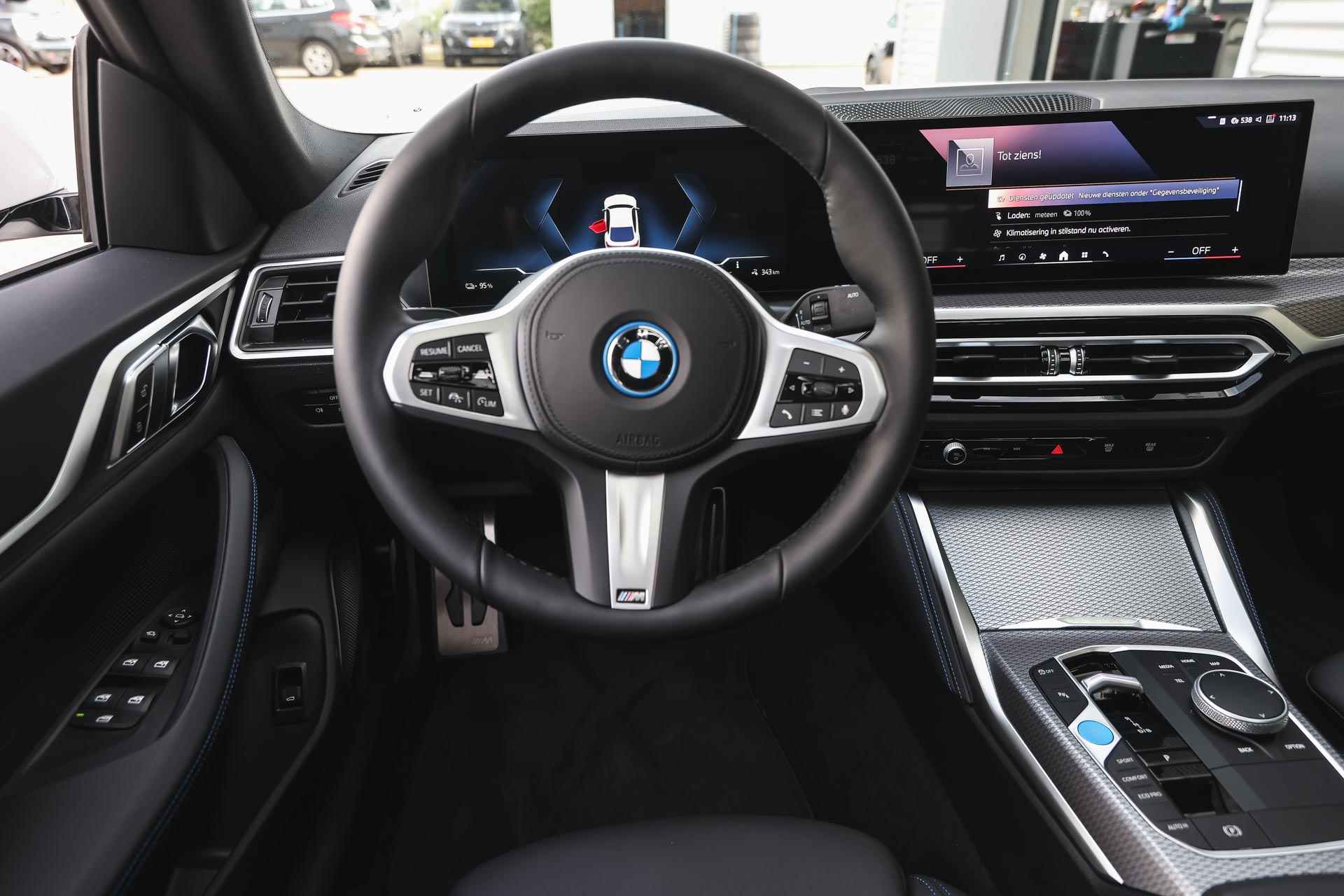 BMW i4 eDrive35 High Executive M Sport 70 kWh / Schuif-kanteldak / Trekhaak / Active Cruise Control / Parking Assistant / Widescreen Display / Live Cockpit Plus - 4/32