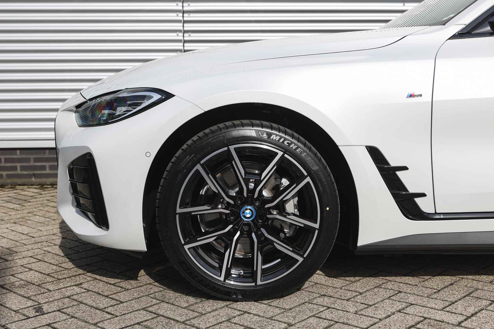 BMW i4 eDrive35 High Executive M Sport 70 kWh / Schuif-kanteldak / Trekhaak / Active Cruise Control / Parking Assistant / Widescreen Display / Live Cockpit Plus - 6/32