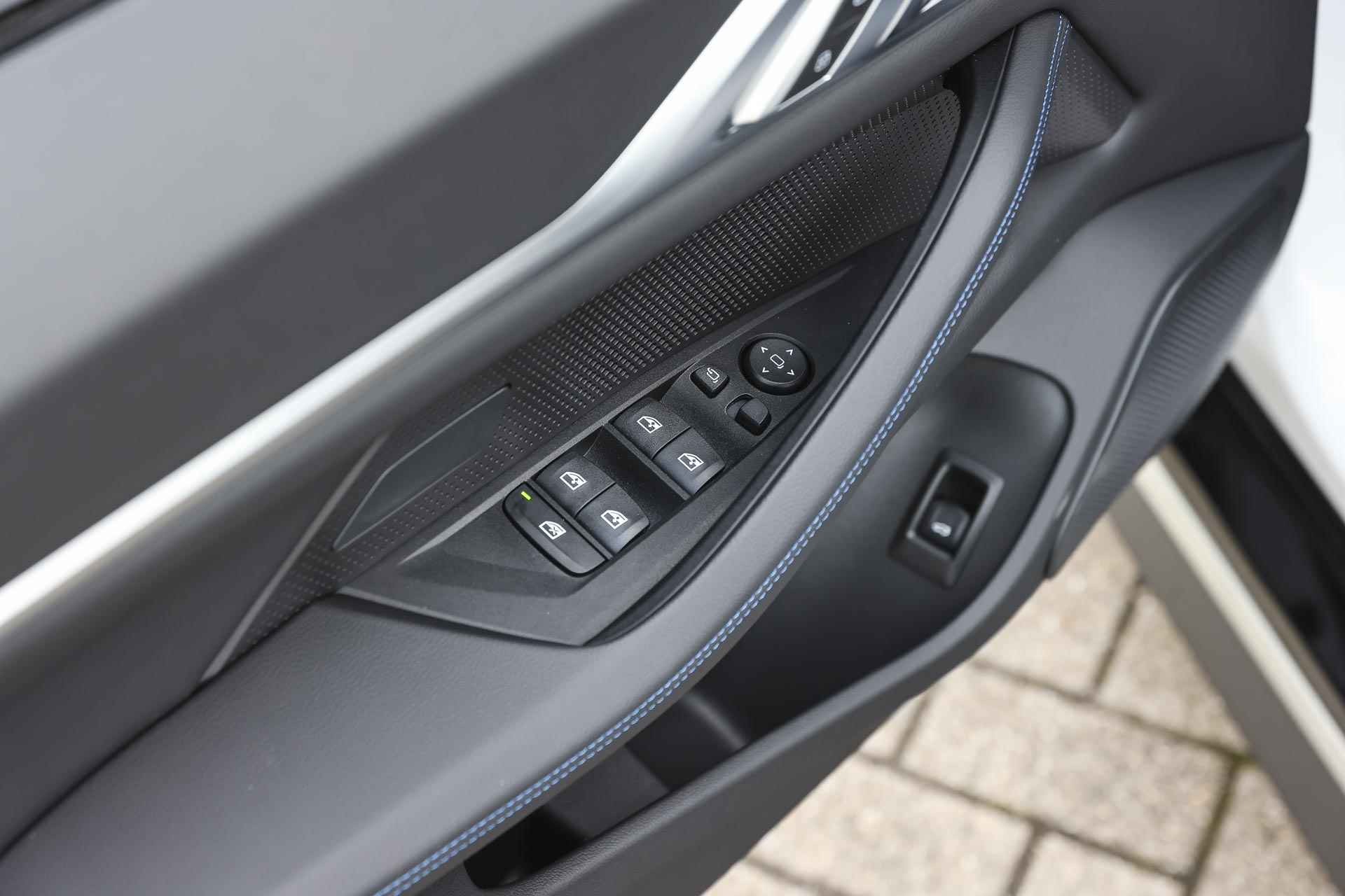BMW i4 eDrive35 High Executive M Sport 70 kWh / Schuif-kanteldak / Trekhaak / Active Cruise Control / Parking Assistant / Widescreen Display / Live Cockpit Plus - 15/32