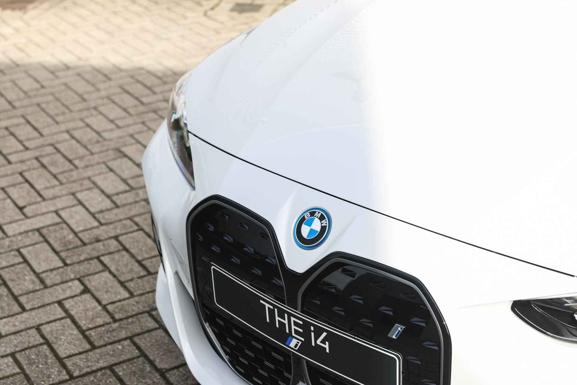 BMW i4 eDrive35 High Executive M Sport 70 kWh / Schuif-kanteldak / Trekhaak / Active Cruise Control / Parking Assistant / Widescreen Display / Live Cockpit Plus - 24/32