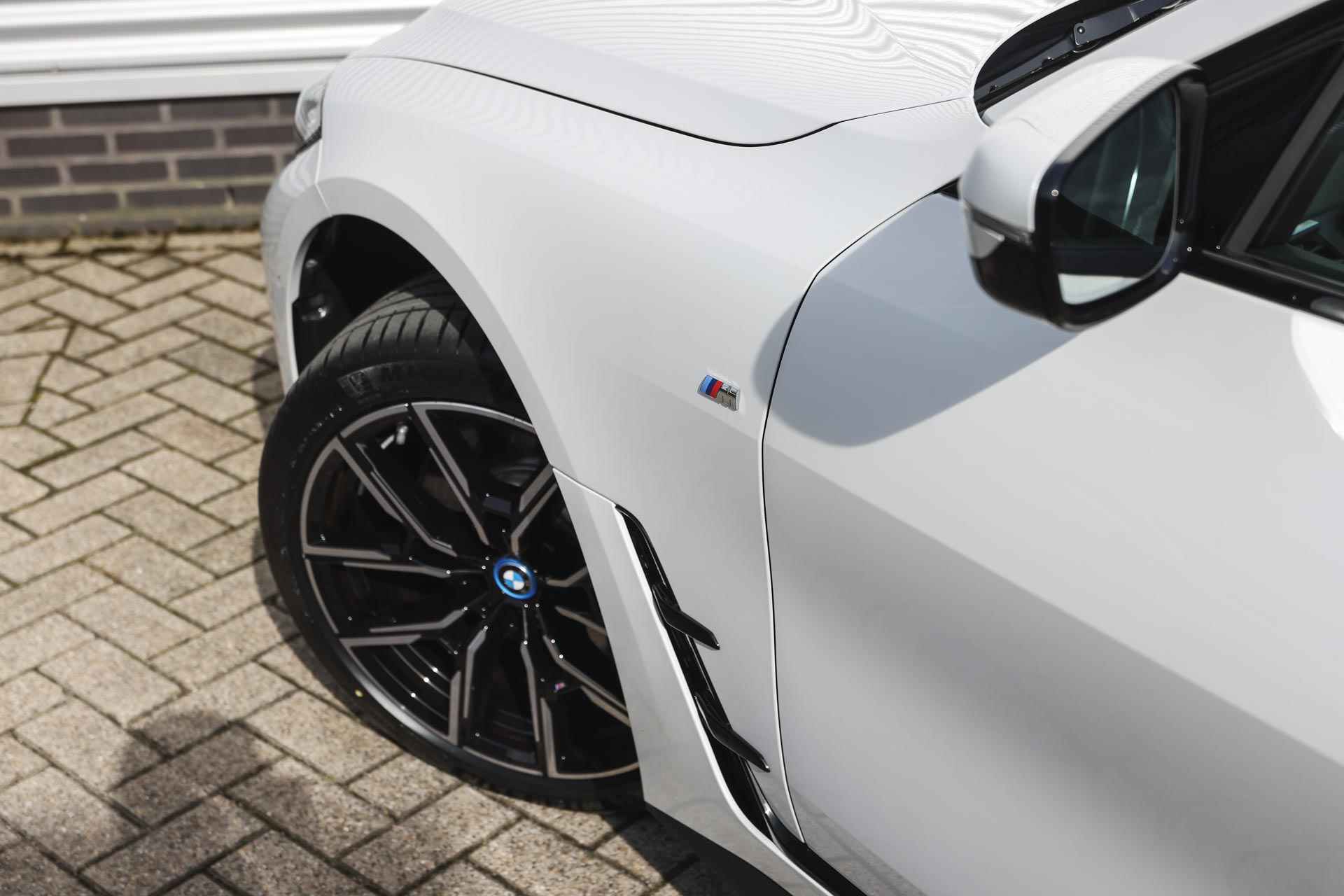 BMW i4 eDrive35 High Executive M Sport 70 kWh / Schuif-kanteldak / Trekhaak / Active Cruise Control / Parking Assistant / Widescreen Display / Live Cockpit Plus - 27/32