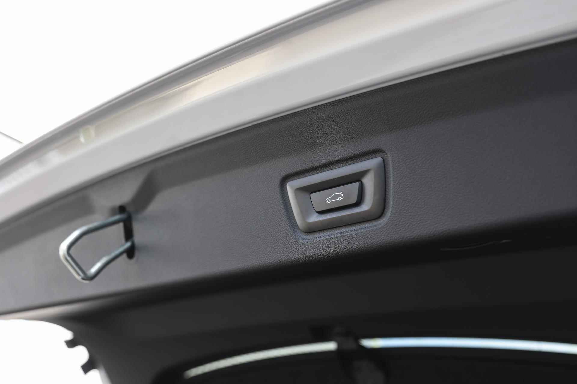 BMW i4 eDrive35 High Executive M Sport 70 kWh / Schuif-kanteldak / Trekhaak / Active Cruise Control / Parking Assistant / Widescreen Display / Live Cockpit Plus - 31/32