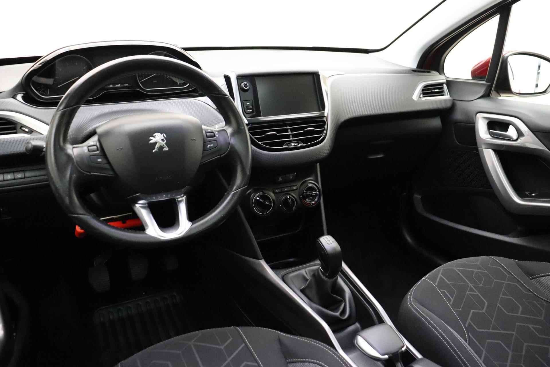 Peugeot 2008 1.2 PureTech Blue Lion | Panorama Dak | Trekhaak | Navigatie | Airco & Cruise Control | Parkeersensoren | - 8/31