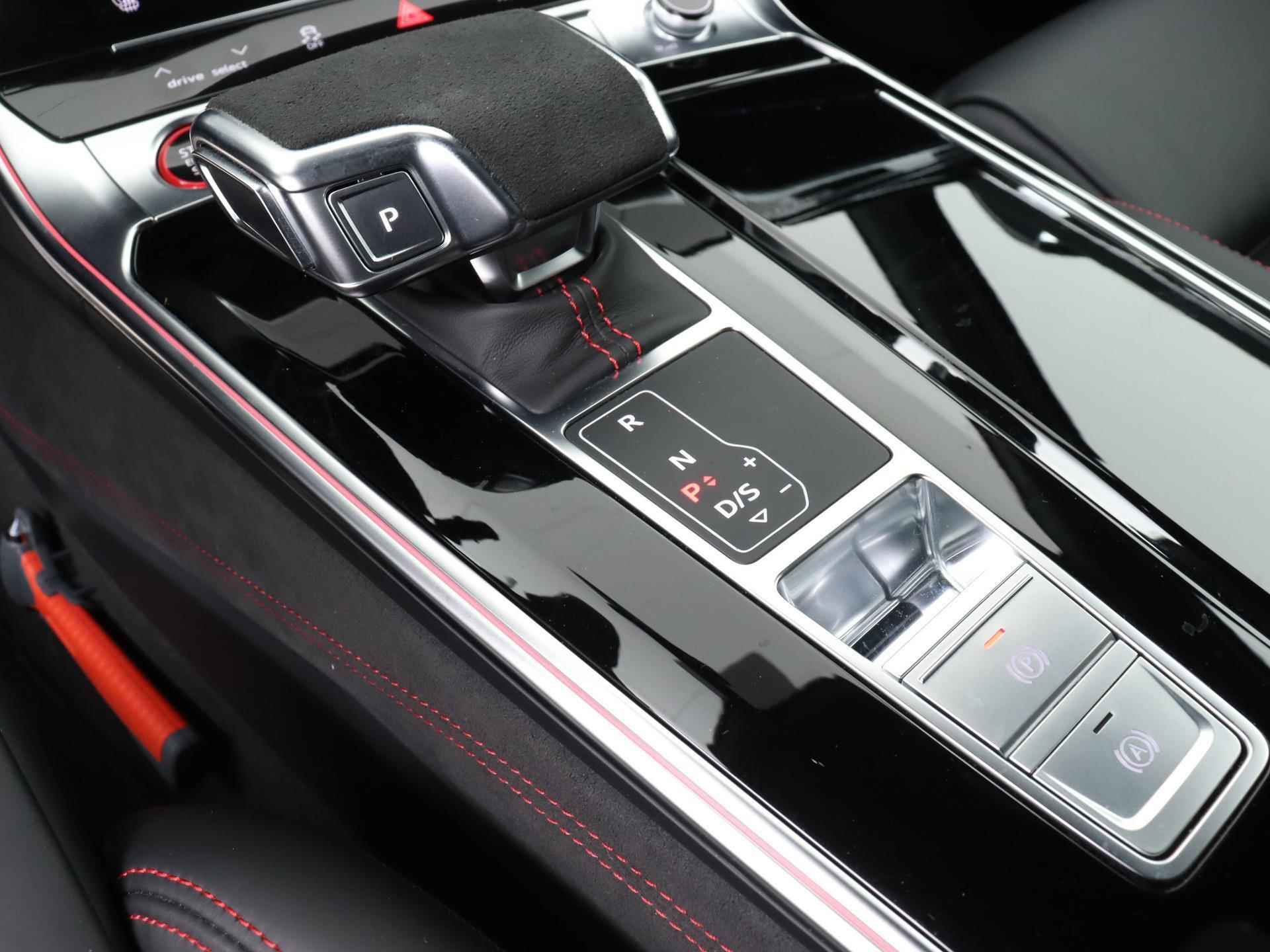 Audi RS 6 Avant TFSI quattro 600 PK | Nachtzicht camera | Panoramadak | Bang & Olufsen 3D High End  | Stoelverwarming | Stoelventilatie | LED Matrix | RS Sportuitlaat | Trekhaak | Lichtmetalen velgen | Getint glas | elektrische kofferklep | - 34/47