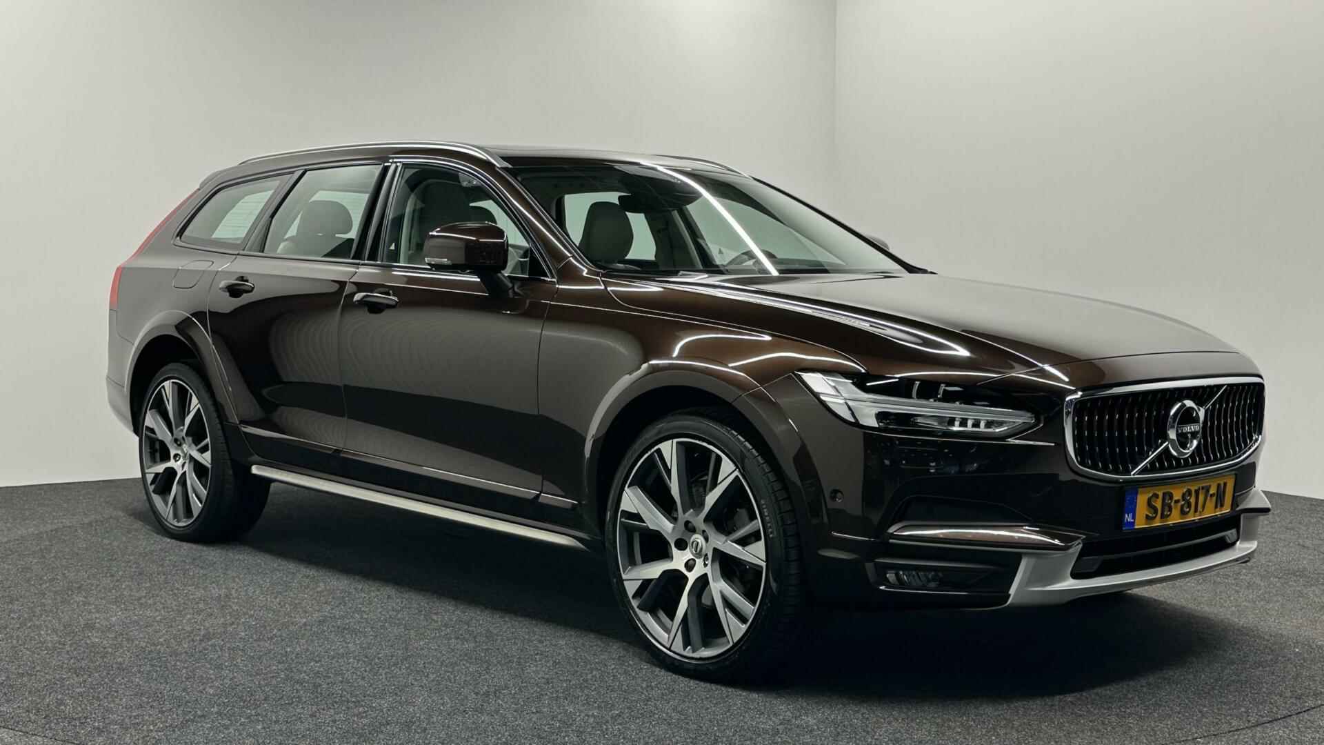 Volvo V90 Cross Country 2.0 T5 Pro PANO LEER AWD - 4/47