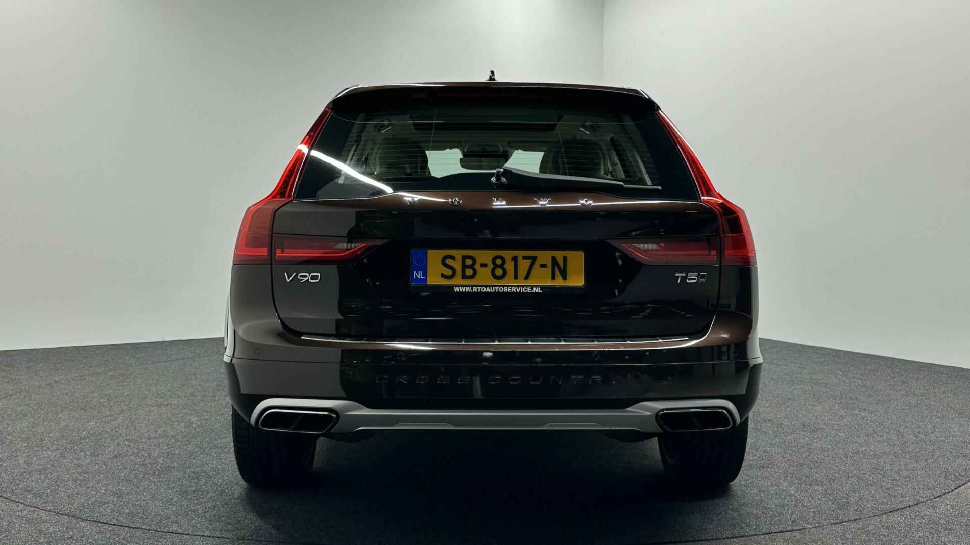 Volvo V90 Cross Country 2.0 T5 Pro PANO LEER AWD - 8/47