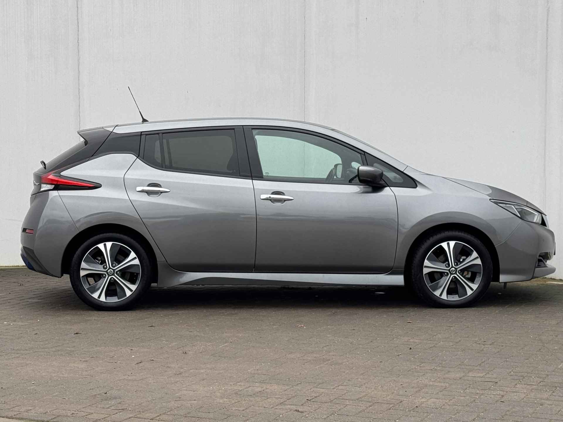 Nissan LEAF N-Connecta 40 kWh / Private lease vanaf 350,- euro per maand / Stuur- en Stoelverwarming / 360 graden camera / - 11/40