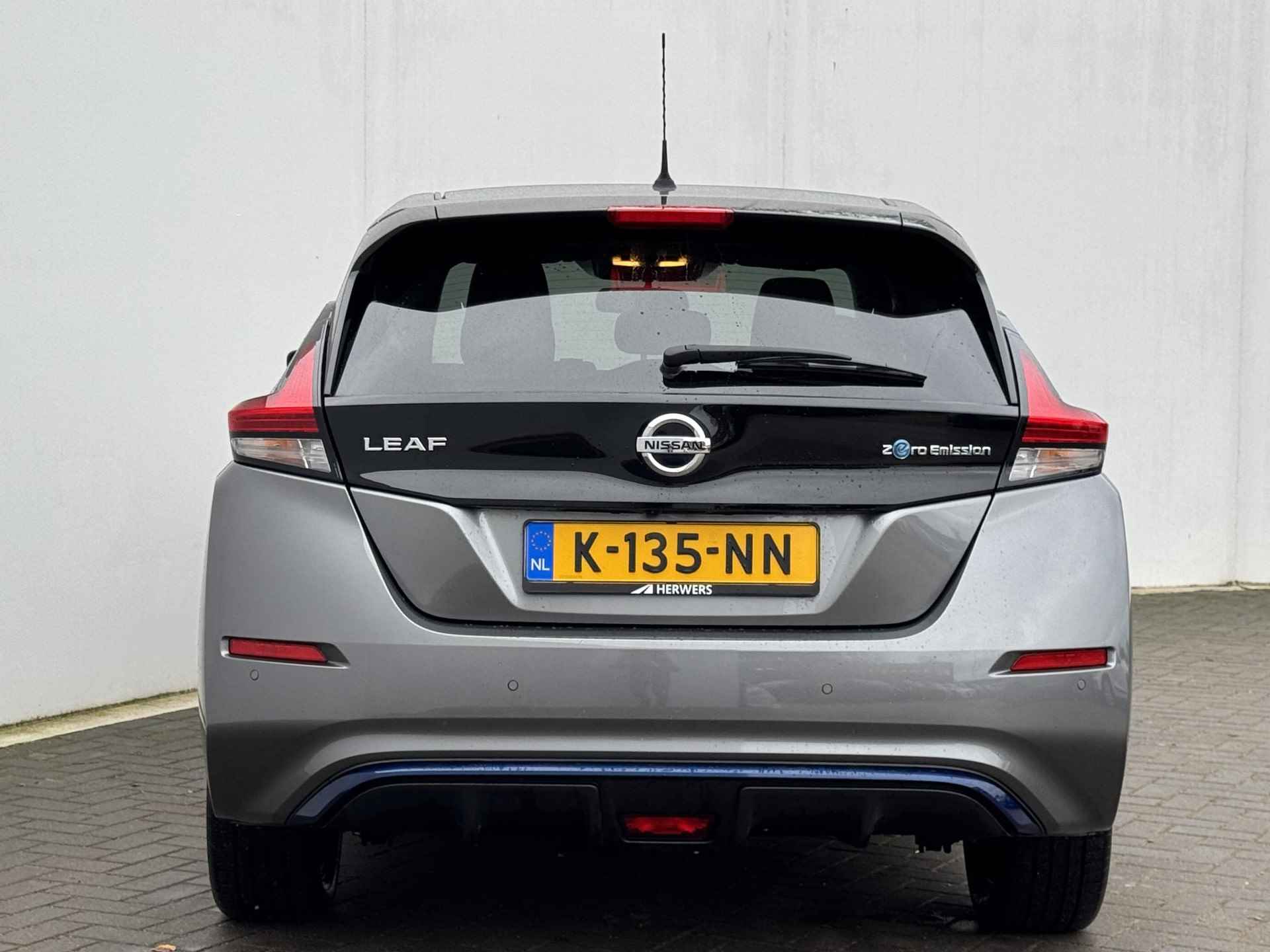 Nissan LEAF N-Connecta 40 kWh / Private lease vanaf 350,- euro per maand / Stuur- en Stoelverwarming / 360 graden camera / - 14/40