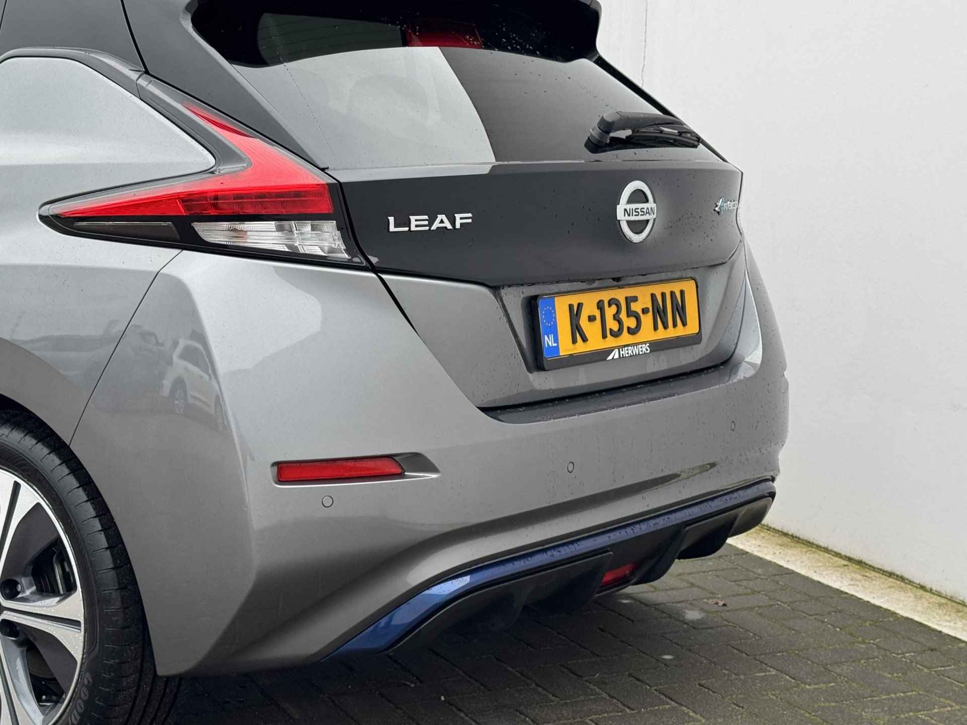 Nissan LEAF N-Connecta 40 kWh / Private lease vanaf 350,- euro per maand / Stuur- en Stoelverwarming / 360 graden camera / - 28/40